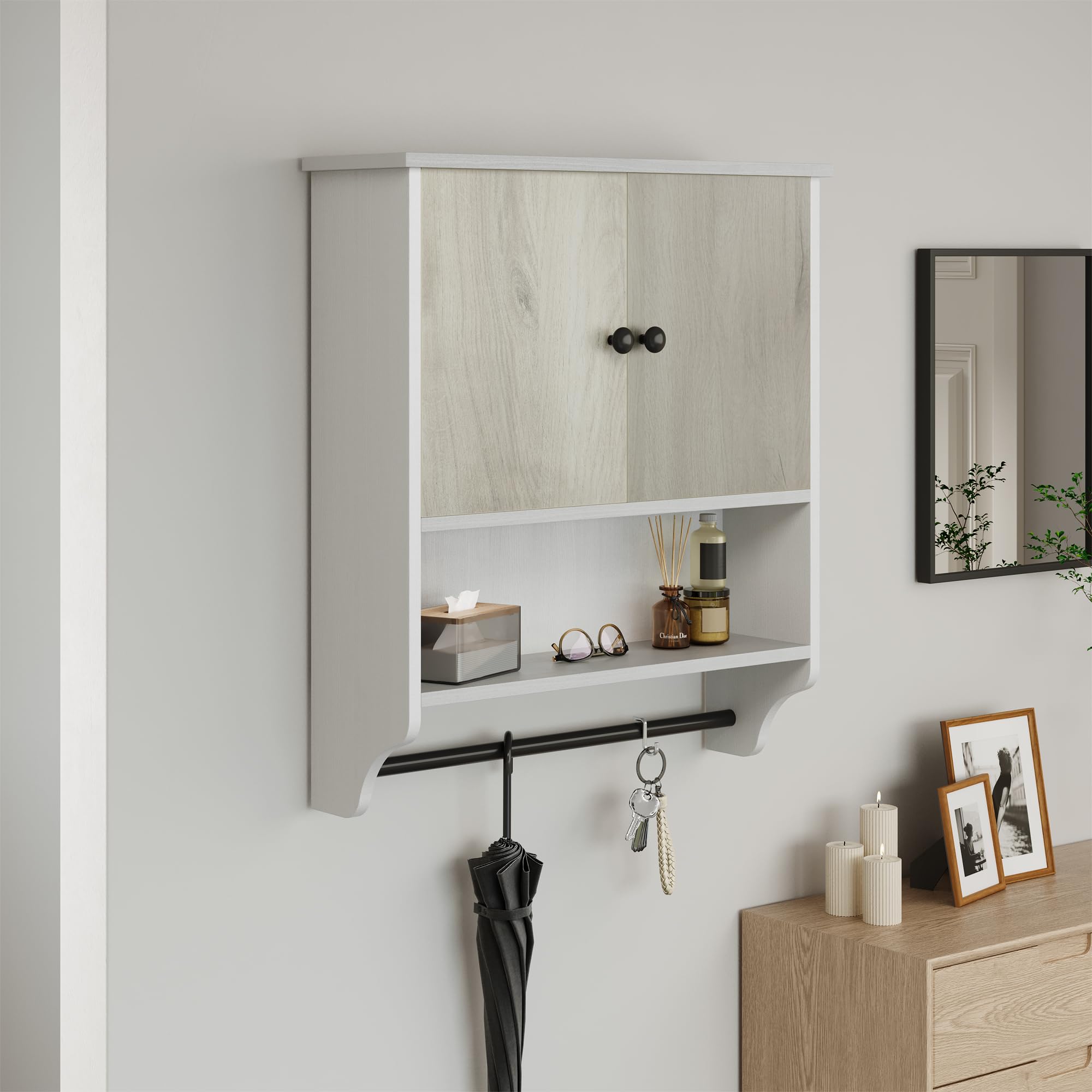 Mueble de baño de pared blanco con almacenamiento y barra transversal