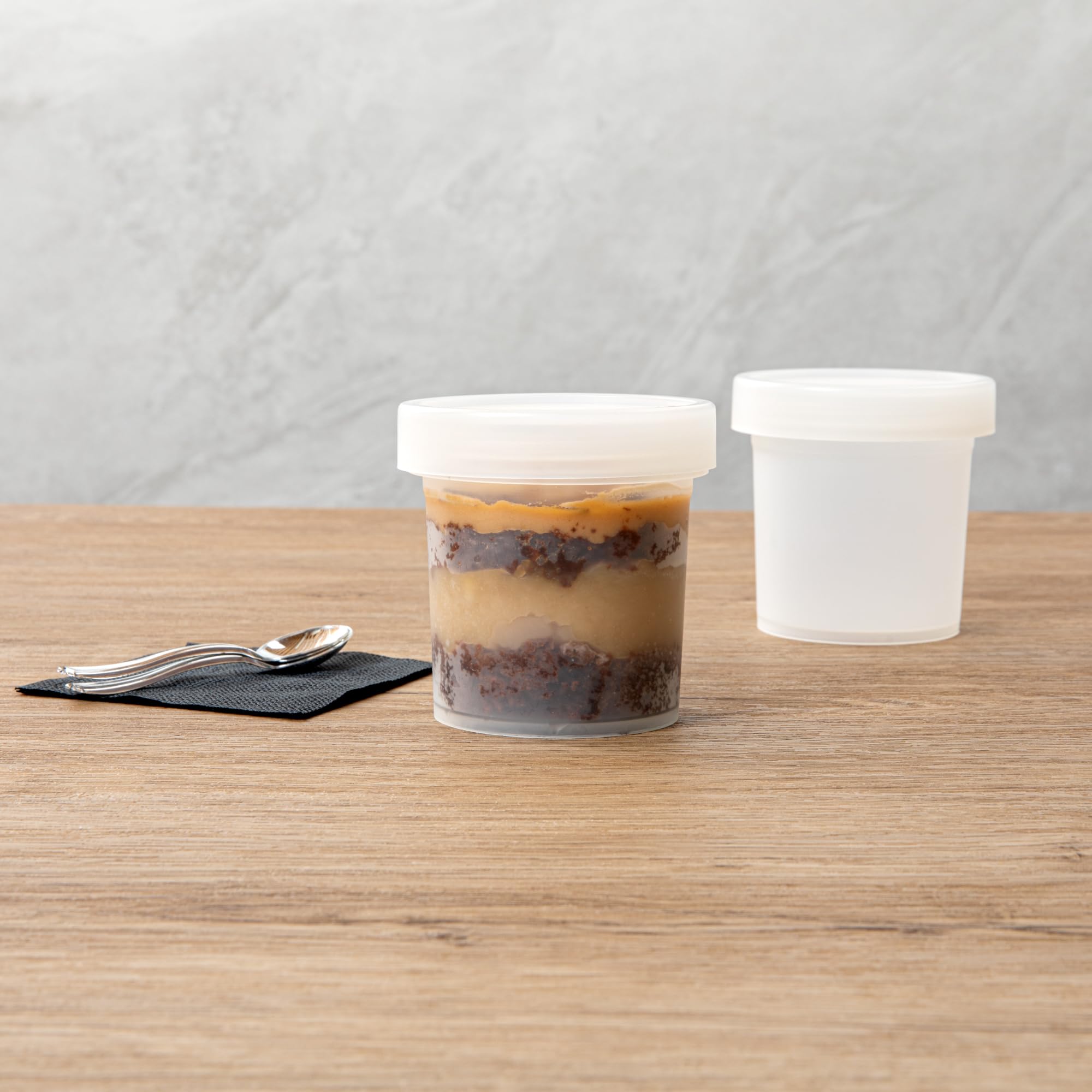 Restaurantware - Mini tazas de postre redondas de 10 onzas, 100 tazas desechables para pudín con tapas, duraderas, apilables, tazas de parfait de plástico transparente con tapas, para llevar postres y