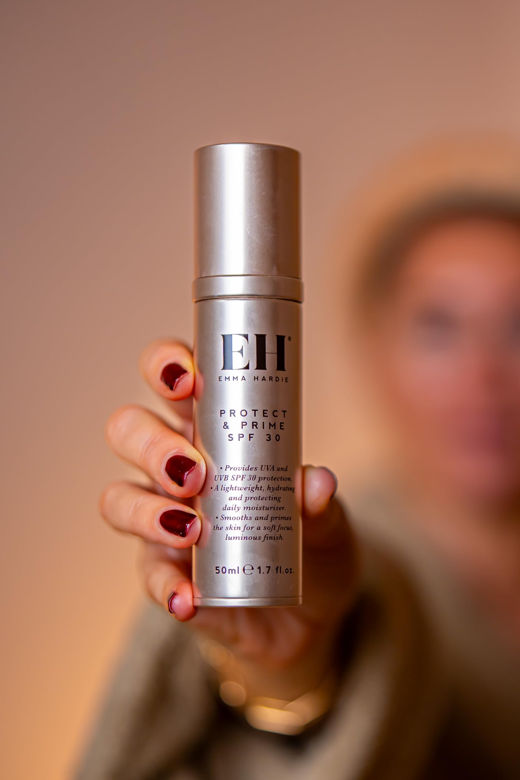 Emma Hardie Protect & Prime 50 ml, Feuchtigkeitsspendende Sonnenschutzcreme (LSF 30) mit Hyaluronsäure, Schützt die Haut vor Schädigender UVA- und UVB-Strahlung, Vegan und Tierversuchsfrei