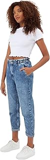 Jeans da donna a vita alta elasticizzata con arricciatura e pinces frontali in lavaggio medio acidato. Tasche davanti e dietro chiusura frontale con cerniera e bottone metallico. Lunghezza
