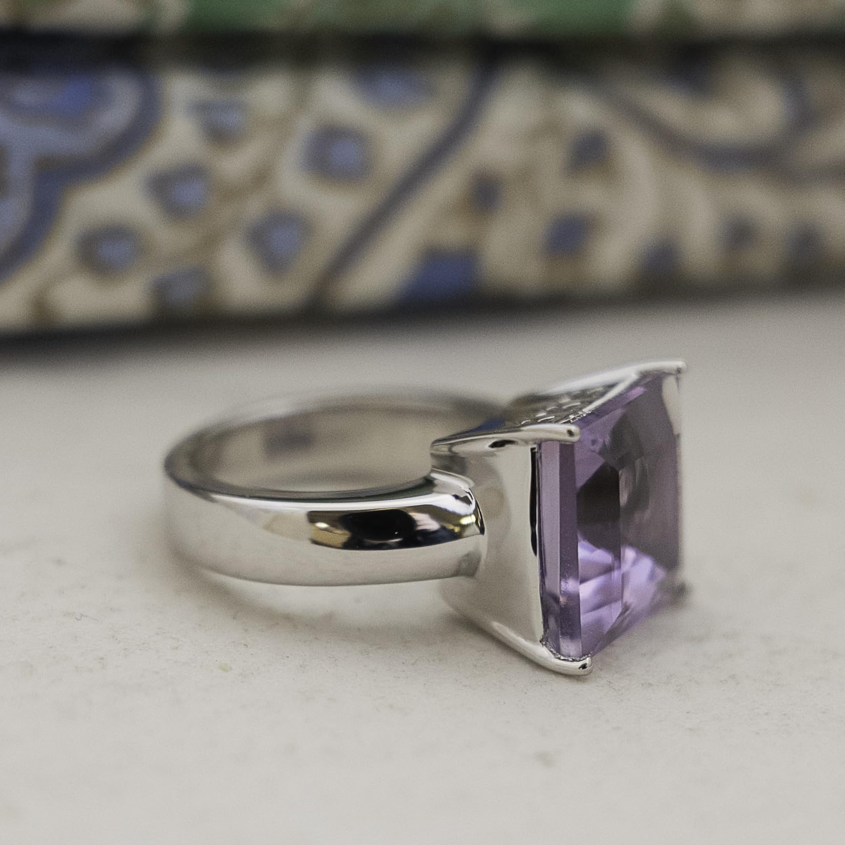 Anillo de plata de ley con amatista de talla princesa de 15 mm