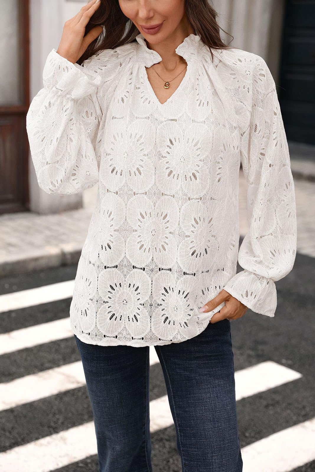 Camicia da Donna a Maniche Lunghe con Scollo a V e Lavorazione all'Uncinetto con Motivo Floreale Traforato