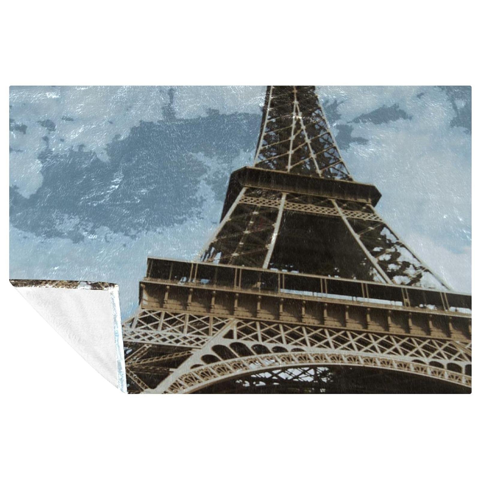 Couverture Tour Eiffel douce : la solution contre le froid sur votre canapé ou lit