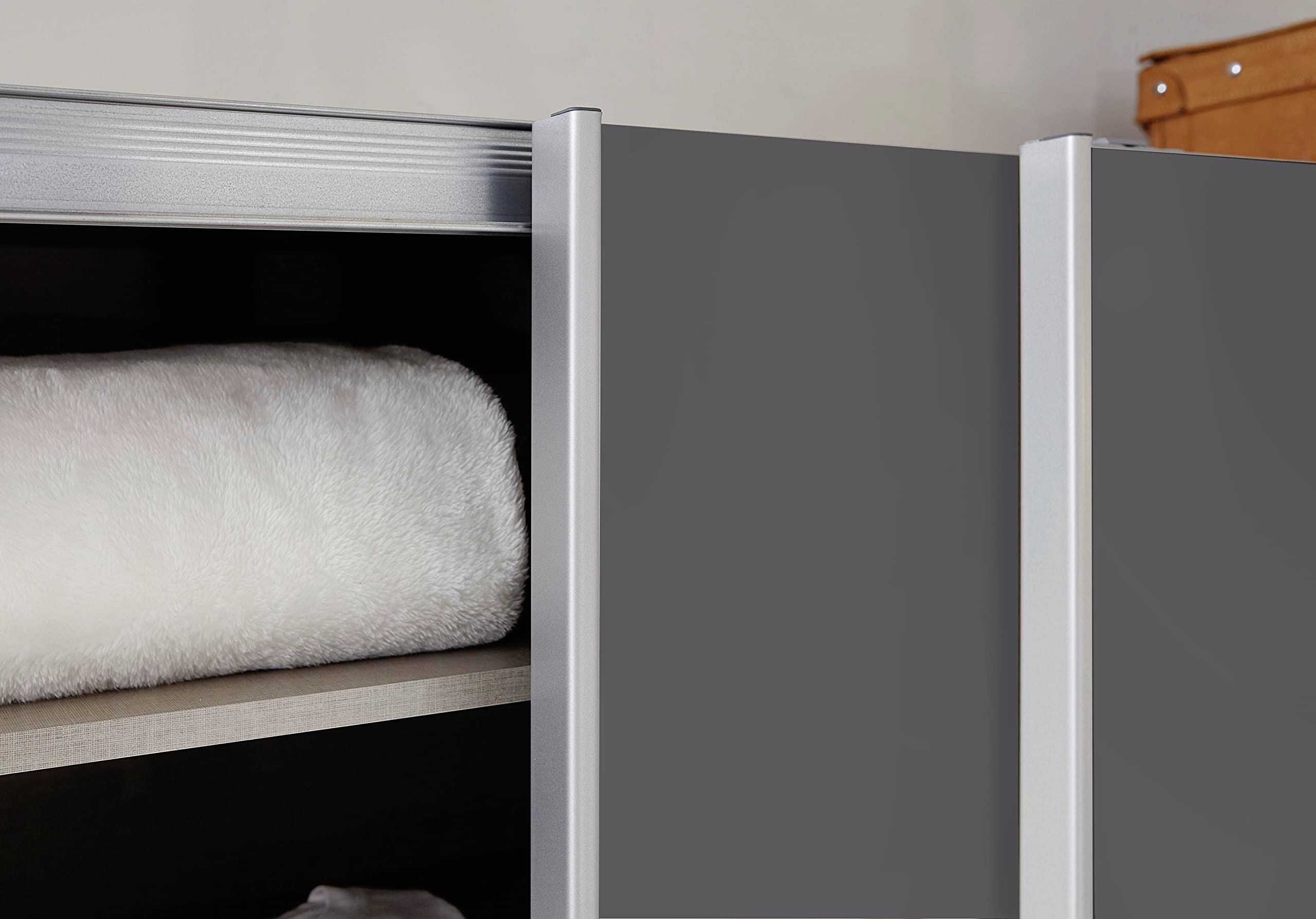 Rauch Möbel Caracas, Schwebetürenschrank, Grau metallic, Breite 136 cm | Kleiderschrank mit Schwebetüren, Schiebetüren, 1-türig, für Schlafzimmer, Kinderzimmer, Wohnzimmer, Gästezimmer, Garderobe