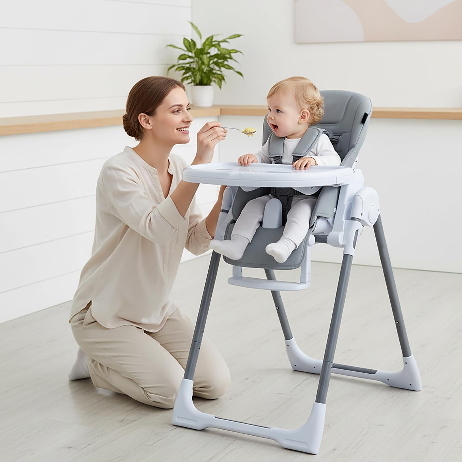 LIFEZEAL Hochstuhl für Kinder von 6-36 Monaten, Stuhl, Hochstuhl, höhenverstellbar, faltbar, neigbar, Sicherheitsgurt, Fußregen, 2 Tabletts, Räder, Spielzeug, hellgrau
