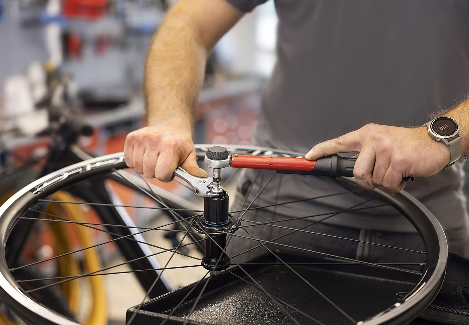 GEDORE rojo Fahrrad Werkzeugset Profi für die Werkstatt, 25-teilig, Rollgabelschlüssel, Bitschraubendreher 1/4', Universal-Reparaturset mit Tasche, R21702025, Schwarz/Rot