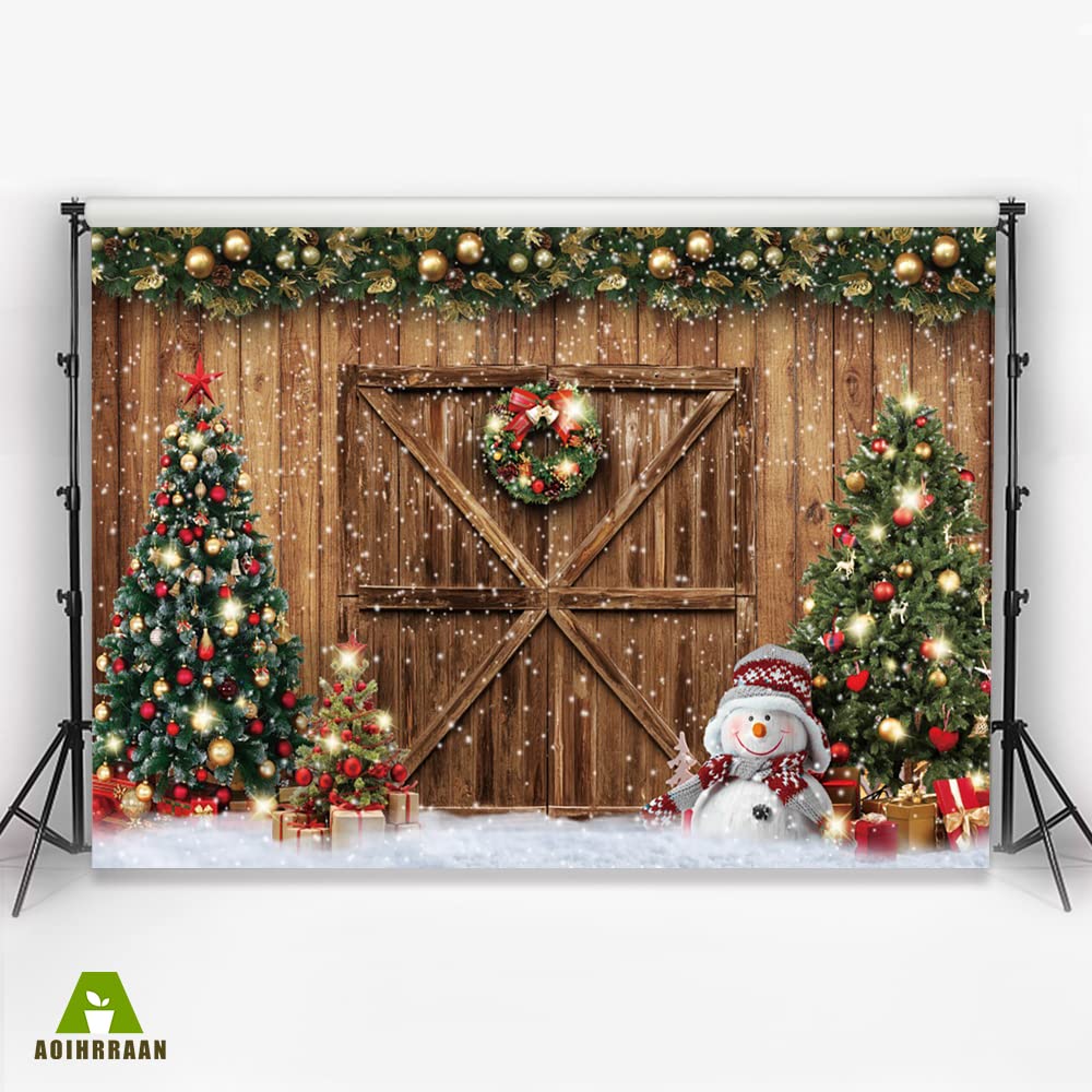 Aoihrraan 3x2m Noël Bois Grange Photographie Toile de Fond Rustique Porte en Bois Guirlande Bonhomme de Neige Arbre de Noël Vue de la Neige Fond Nouvel an Festival Fête de Famille Photo Prop