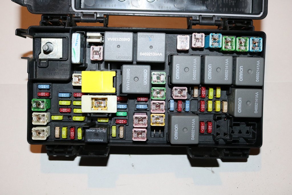 Amazon.com: 08-09 Dodge Nitro 4WD SE 3.7L V6 Under hood Relay Fuse Box  Block #2534 : Automotive