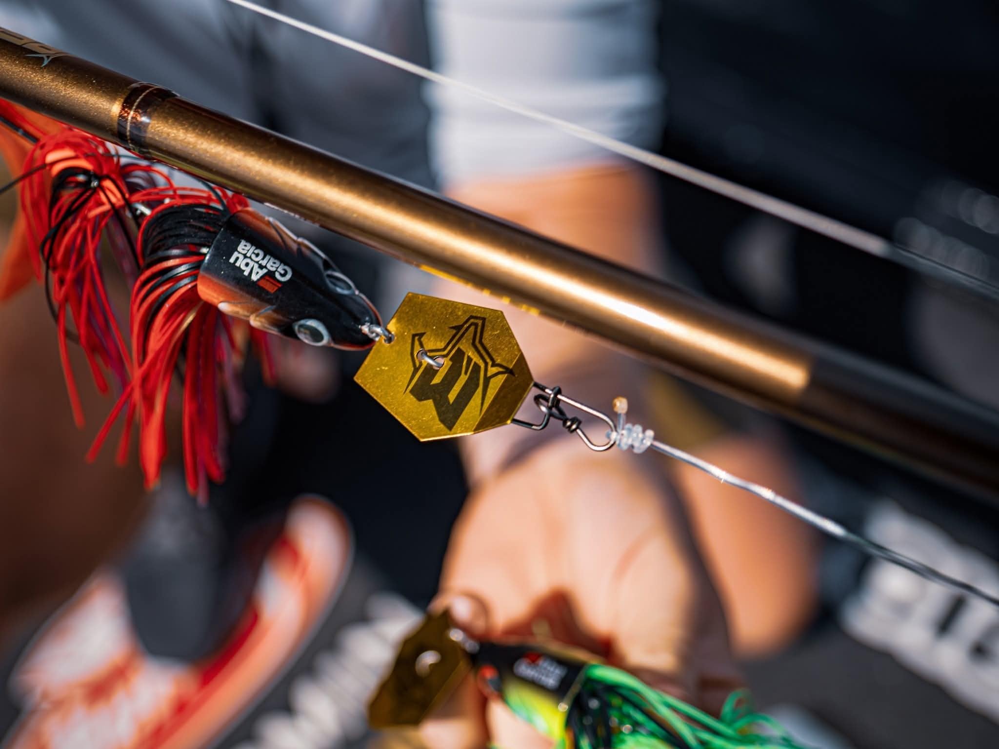 Abu Garcia Beast Bladed Jig Esca da pesca | Esca personalizzabile per la pesca dei predatori | Lama che spinge l'acqua e sonaglio interno | Esca per lucci e predatori | Opzioni multiple