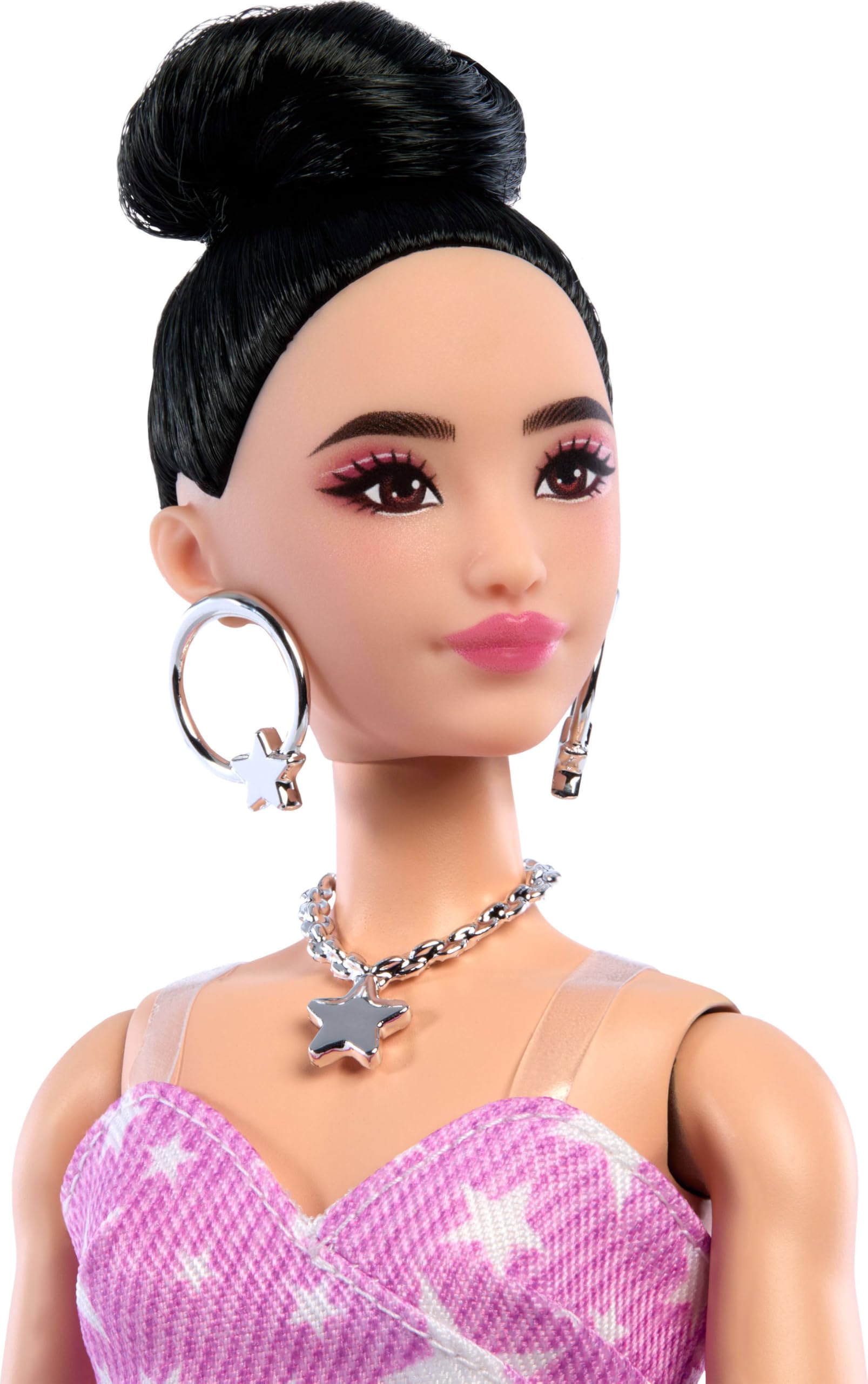 Barbie Barbie Deluxe Style Muñeca n.11 con Vestido Denim Rosa con Estampado de Estrellas y Medias a Juego, Pelo Negro recogido en un moño Alto y Accesorios como un Bolso y Joyas, JJN71 in use