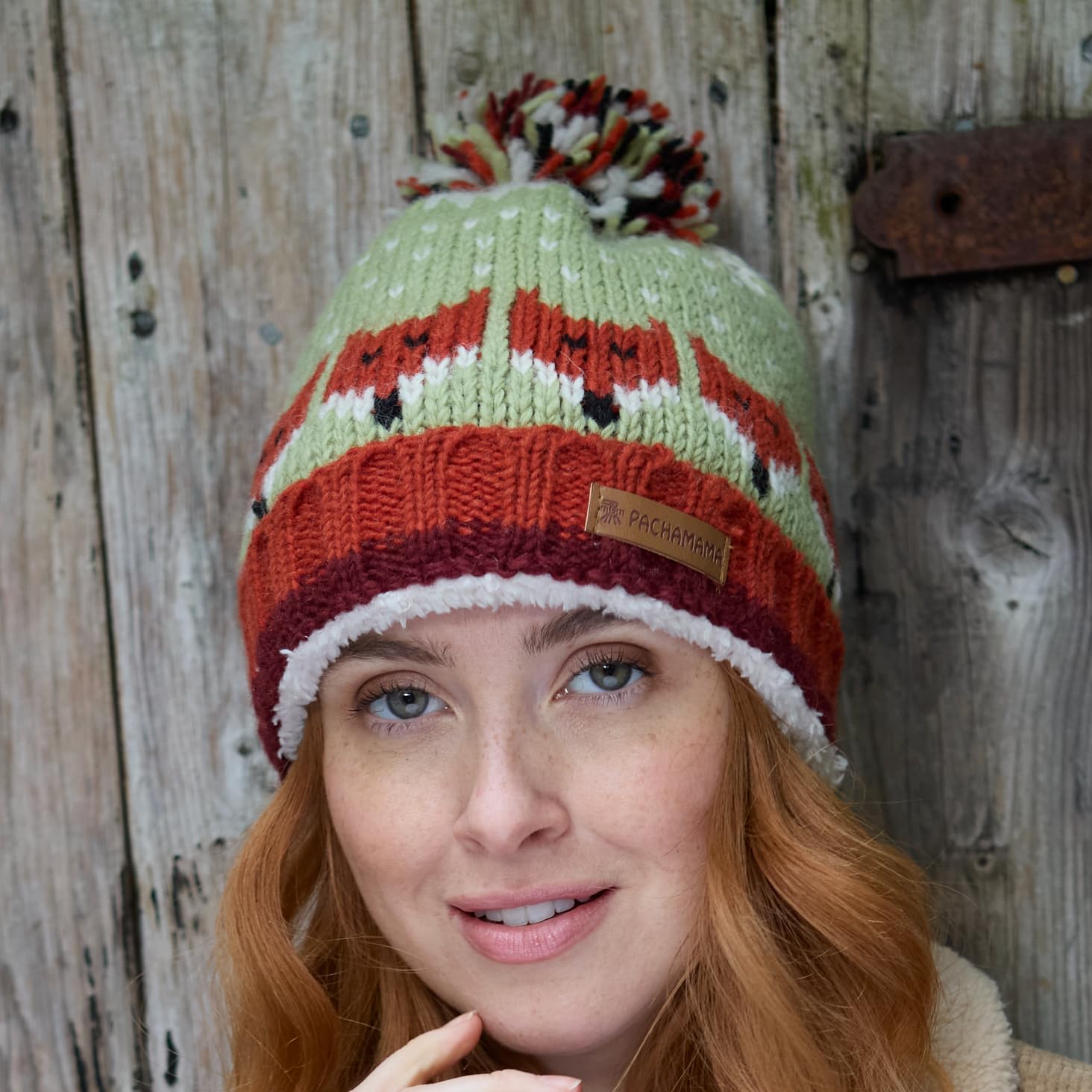 Pachamama Damska wełniana czapka typu beanie bobble sherpa polarowa podszewka zwijana tył ręcznie robiona urocza lisa wzór brązowy zielony jeden rozmiar ręcznie robiona bardzo ciepła sprawiedliwy