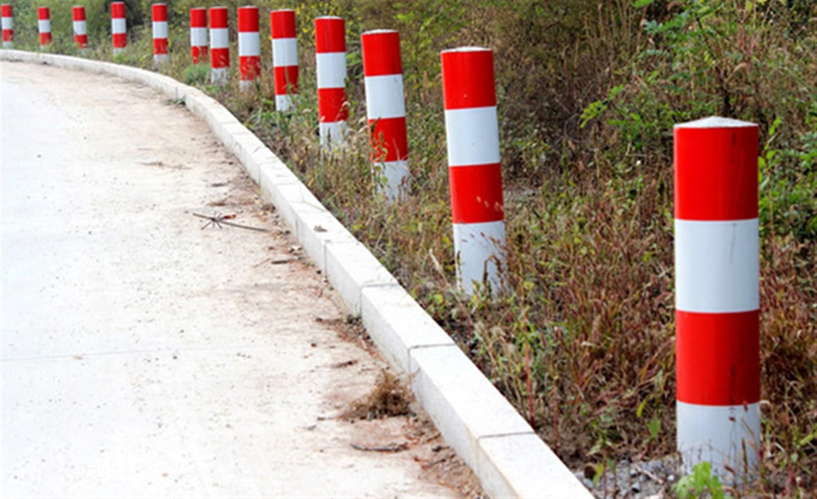 Conos de seguridad vial blancos y rojos con collares reflectantes, postes delimitadores flexibles, paquete de 2/4 bolardos para estacionamiento, entrada de vehículos y carreteras.