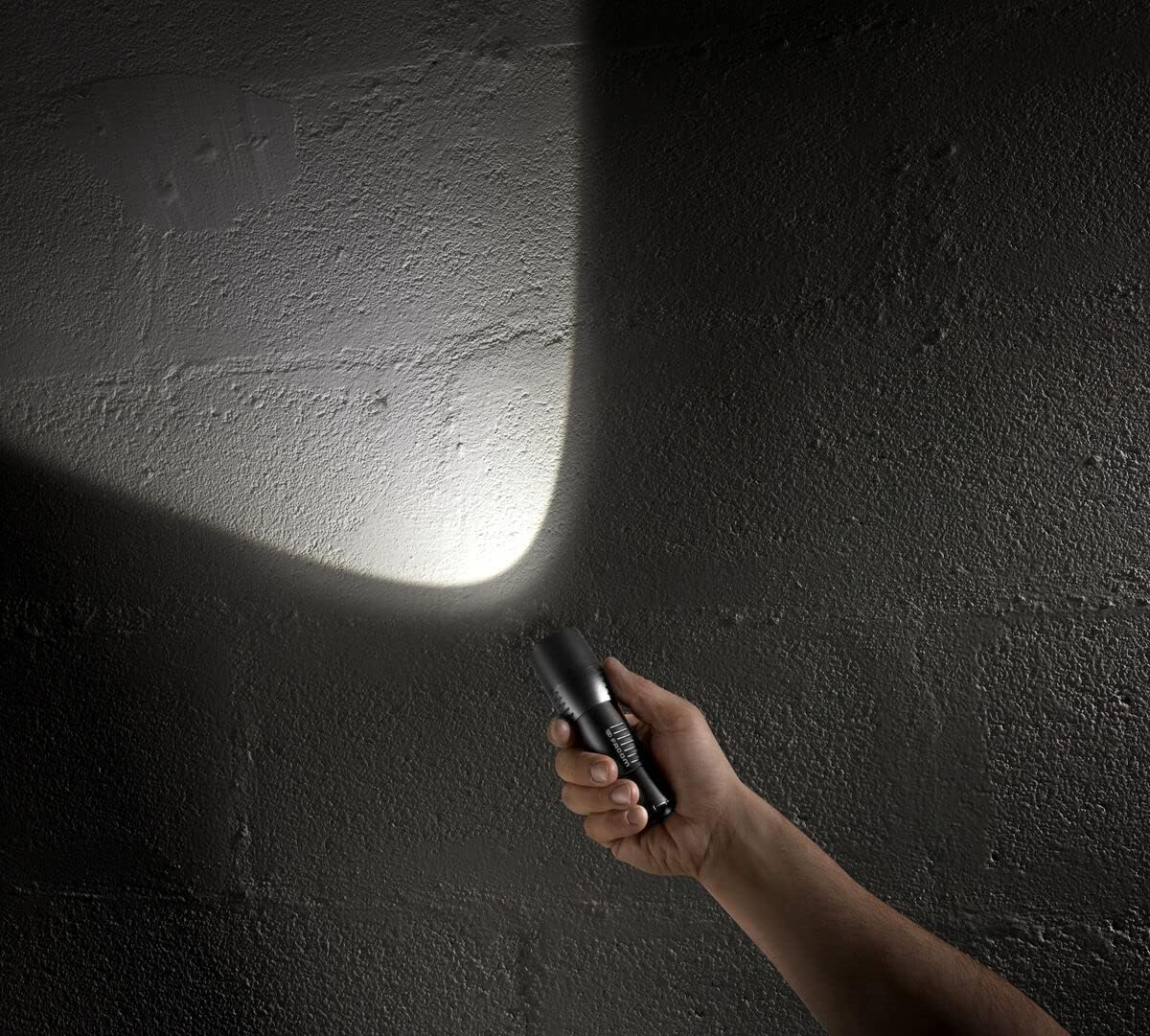 Facom Compact Torch 1 LED 3 W – 5 Lighting Modes – Comes with 4 AA Batteries 779.CBTPB