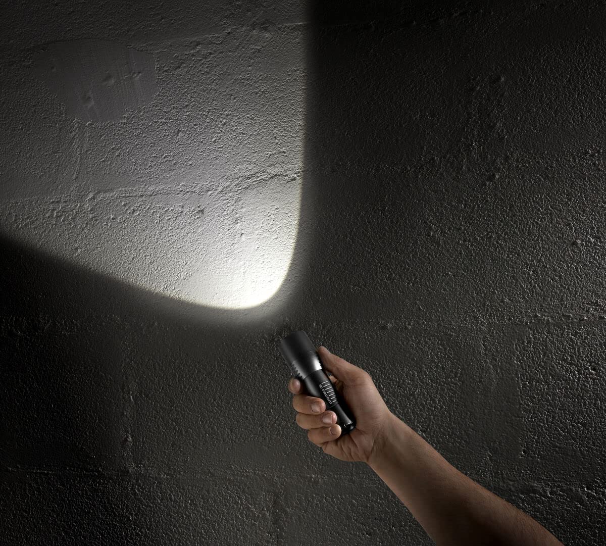 Image secondaire de FACOM Lampe Torche Compacte 1 Led 3W - 5 Modes d'Éclairages - Livrée avec 4 Piles Aaa 779.Cbtpb