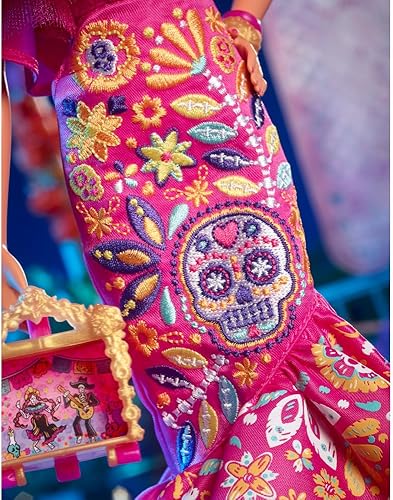 Miniatura 8 de Barbie Muñeca de moda exclusiva, 2023 Dia de Muertos coleccionable con vestido rosa con volantes y sosteniendo pequeño Ofrenda, incluye soporte para