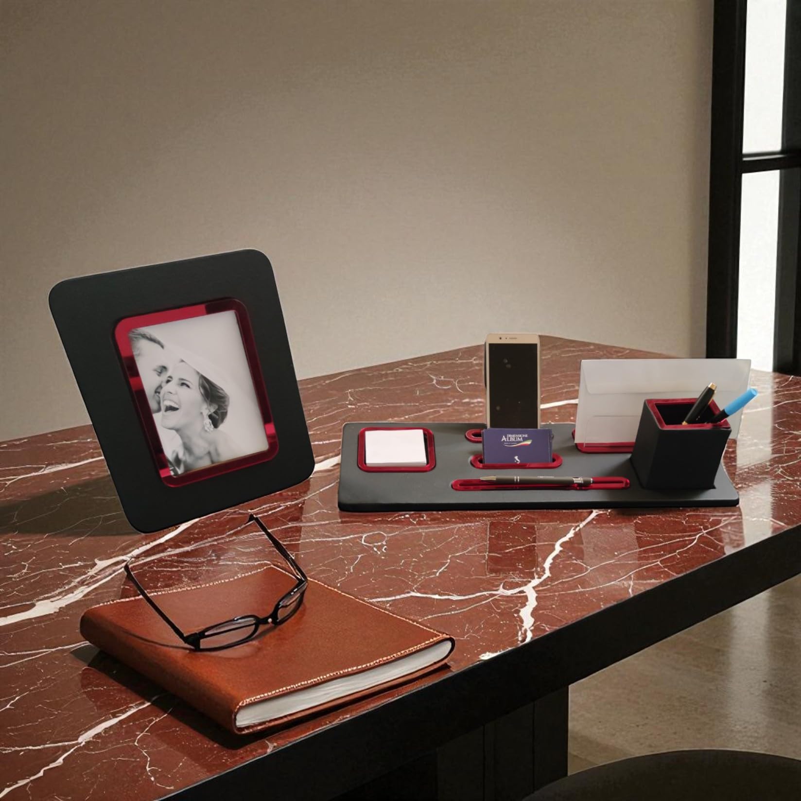 oggettando Set Scrivania, 5in1 Organizer Scrivania con Sup. smartphone, Portalettere, Porta bigliett, Portacarte ades, Bicchiere portapenne, Sup. penna, Portafoto Ufficio e Casa (ACRILICO ROSSO)