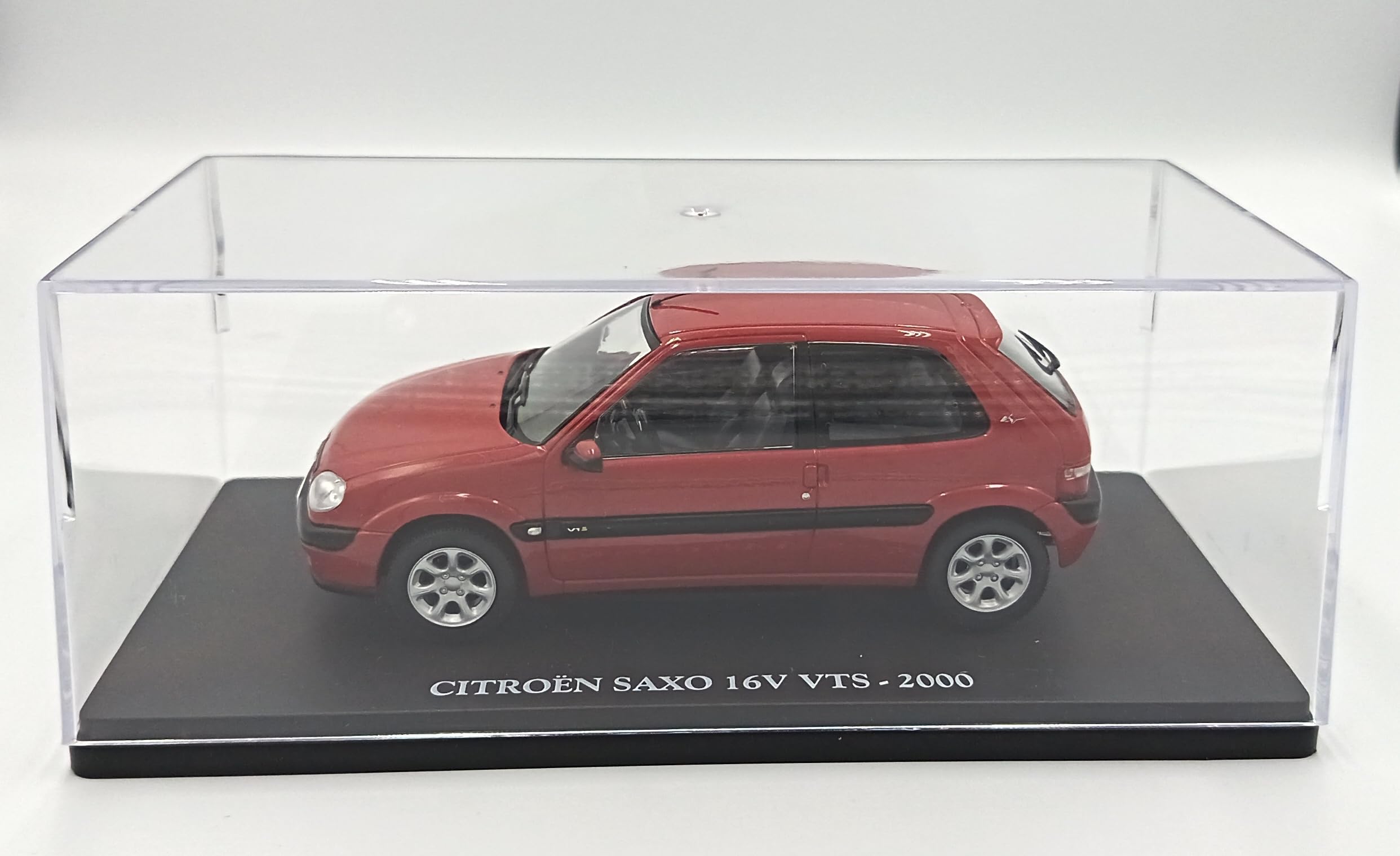 OPO 10 Modellino da Collezione in Scala 1/24 Compatibile con Citroën Saxo 16V Vts - 2000 - VC094