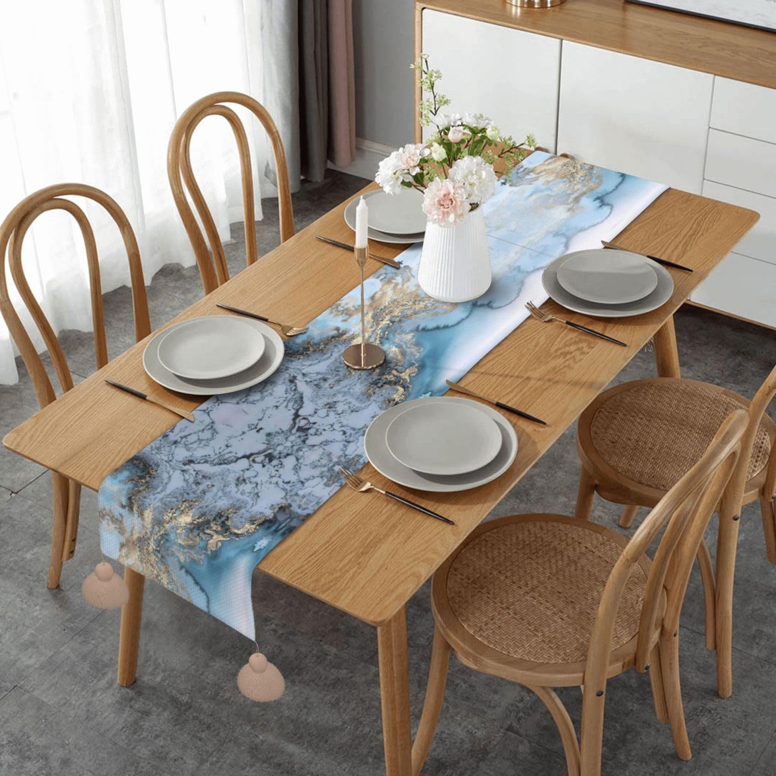 Chemin de table imprimé marbre aux finitions soignées pour sublimer votre table à manger
