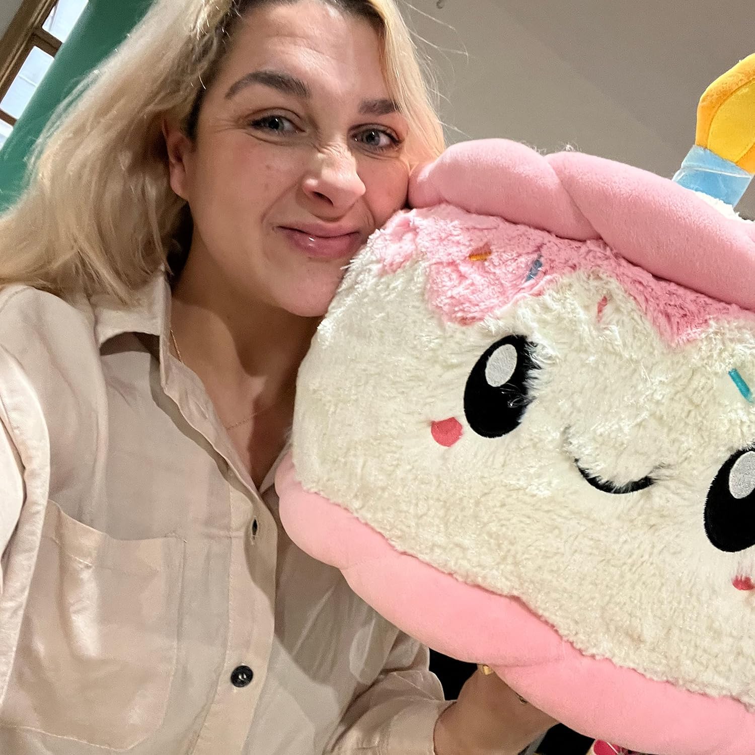 Squishable - Tort z okazji urodzin - Kolekcja Comfort Food - 40 cm - Miękki pluszowy przedmiot kolekcjonerski