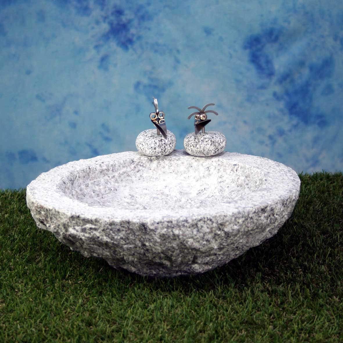 Vogelbad aus Granit in Schalenform (mit 2 Vögele am Rand sitzend)