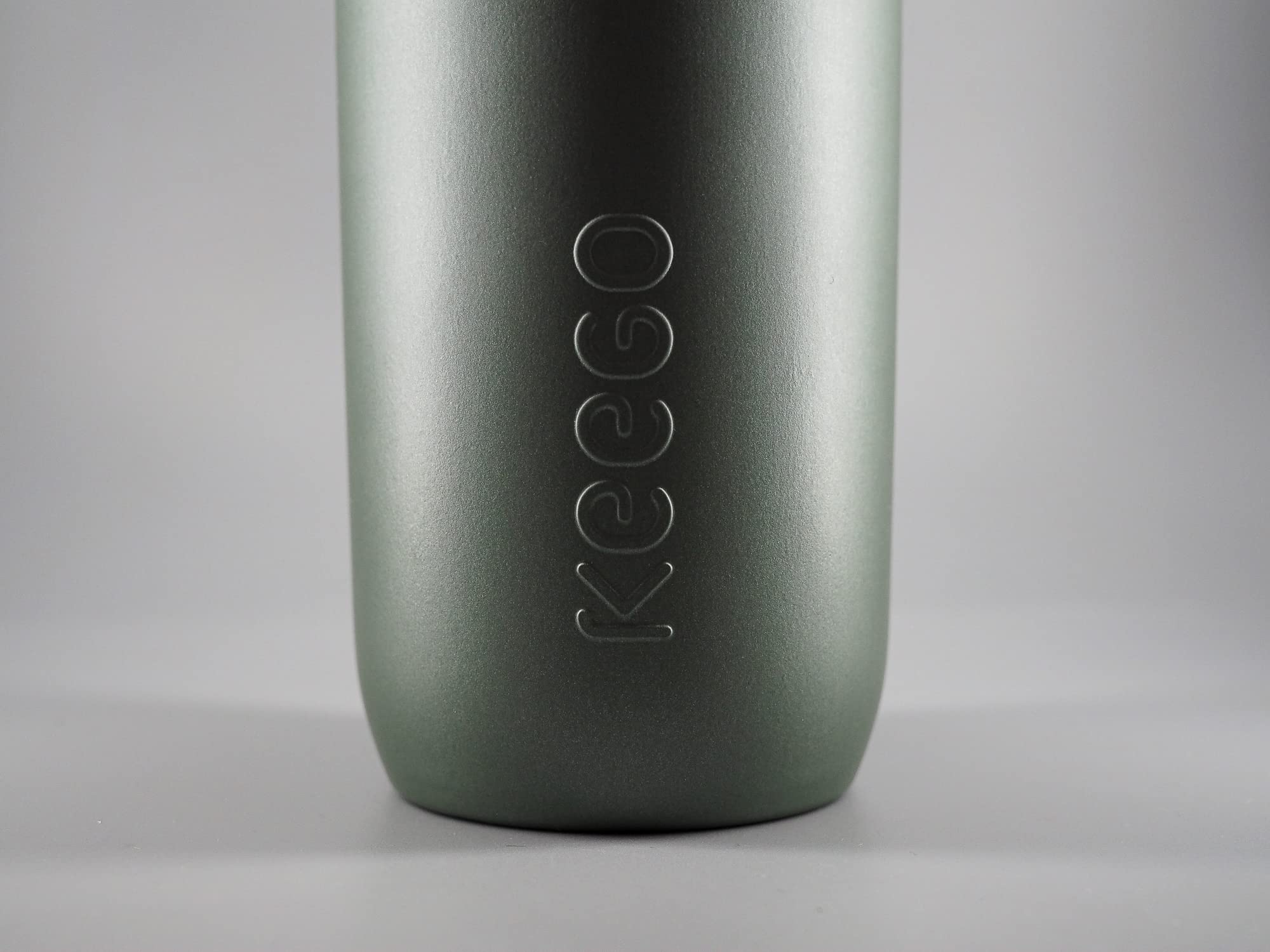 KEEGO | Die Evolution der Sportflasche | Elastisches Titan | Schützt vor Plastik im Wasser | Leicht und quetschbar | reiner Geschmack | einfache Reinigung (Gravel Green 750ml)
