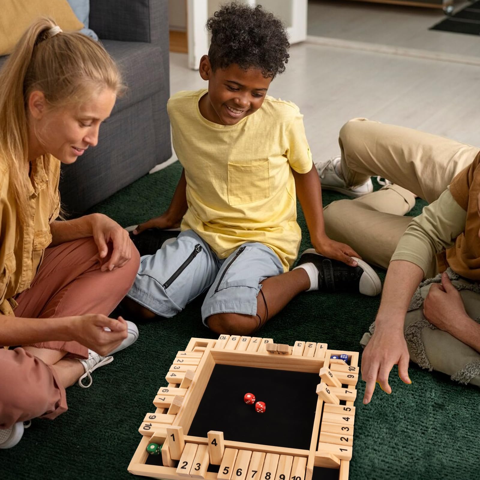 GSE Games & Sports Expert - Würfelbrettspiel aus Holz für 1-4 Spieler mit 8 Würfeln 4-fach nummeriert 10 Brettspiel, Naturholz