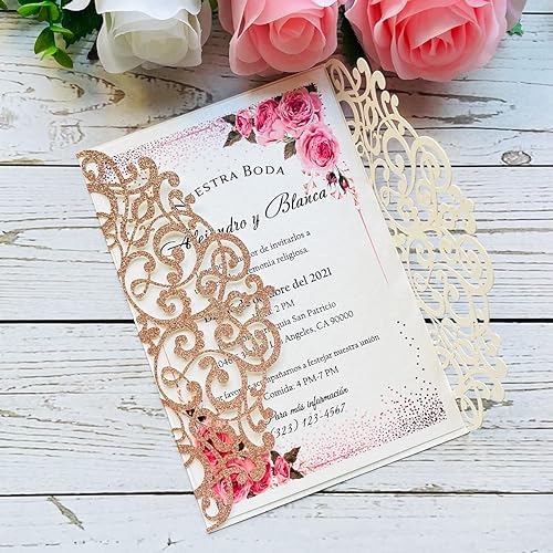 Miniatura 7 de 5.12 x 7.28 pulgadas, 50 piezas personalizadas de oro rosa con purpurina cortada con láser para invitaciones de boda con sobres y lazo burdeos