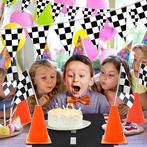 Miniatura 5 de Suministros para fiestas de autos de carreras, juego de 38 piezas 24 banderas a cuadros, 12 mini conos de tráfico, alfombra de hipódromo de 6.5
