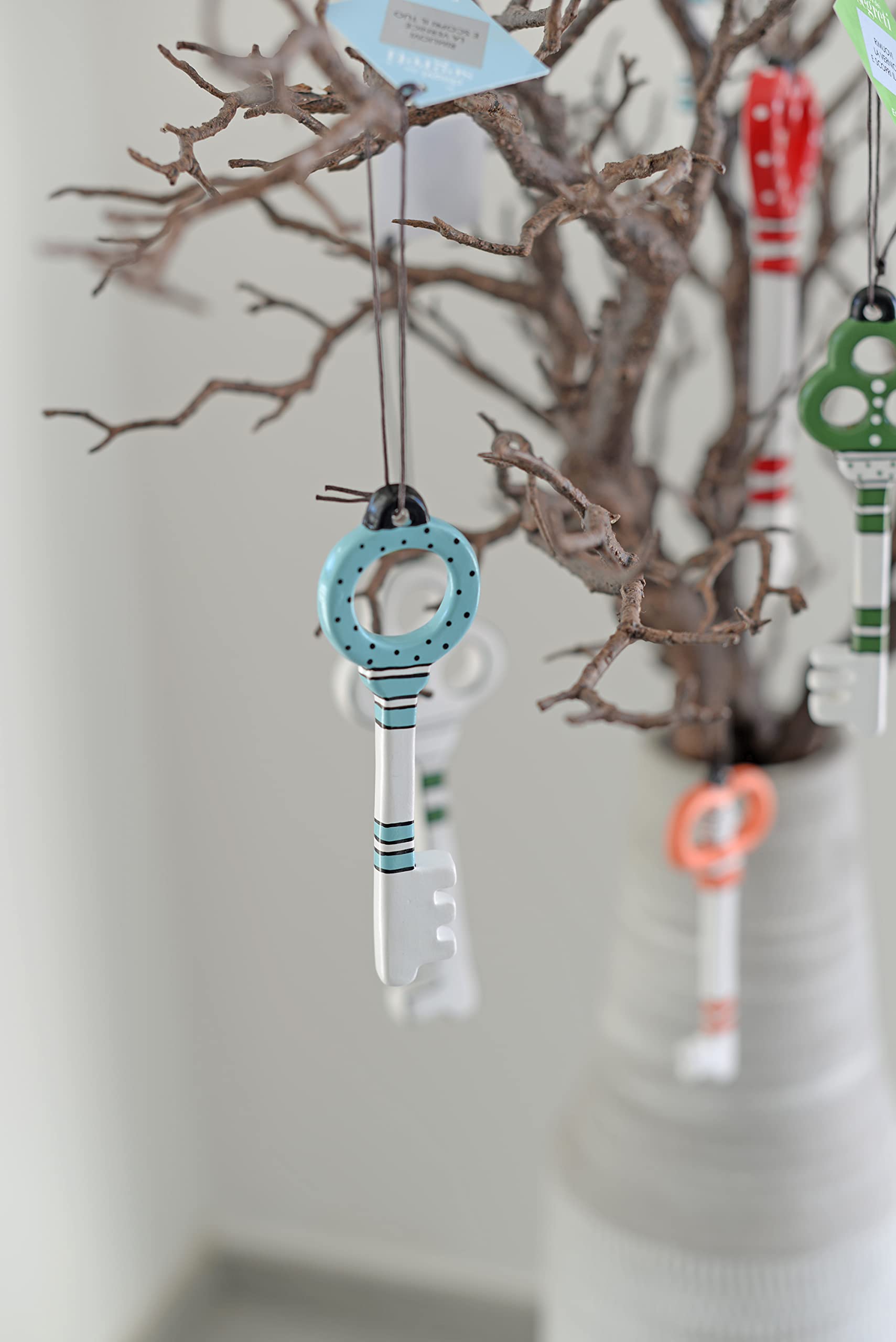 Egan Chiave Collezione Chiavi dei Segreti. Oggetto Realizzato in Ceramica di Colore Bianco e Azzurro. Dimensione: 13x4 cm. La referenza è CV16S/2MO