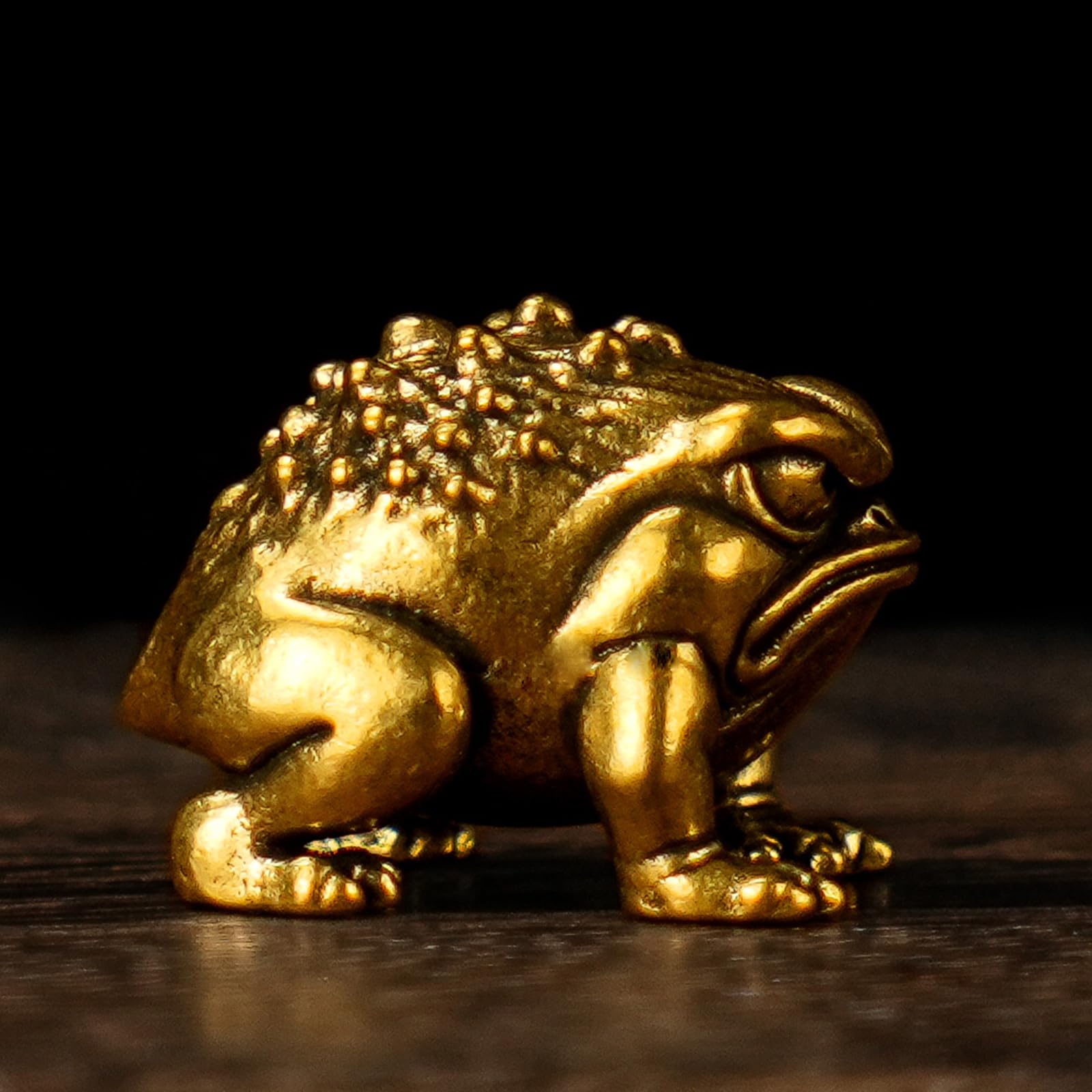 CHOVY Solid Brass Angry Frog Figurine, 100% Solid Brass Retro Statue with Vivid Eyes, Handcrafted Oddities and Curiosities Collectible for Desk, Office & Home Decor, Unique Gift for Frog Lovers