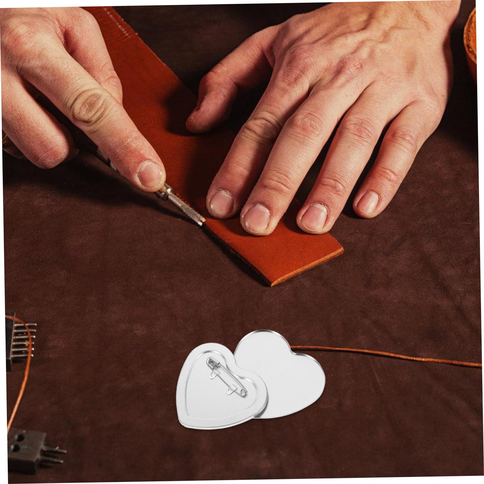 NUOBESTY 100sets Spille Commemorative Forma Di Cuore Kit Di Creazione Di Bottoni Con Parti Posteriori Vuote in Metallo Pellicola Trasparente e Carta Bianca Per Distintivi Fai Da Te e Decora
