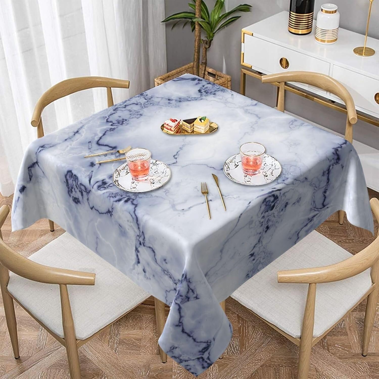 Nappe polyester anti-tache lavable effet marbre pour table carrée d'été
