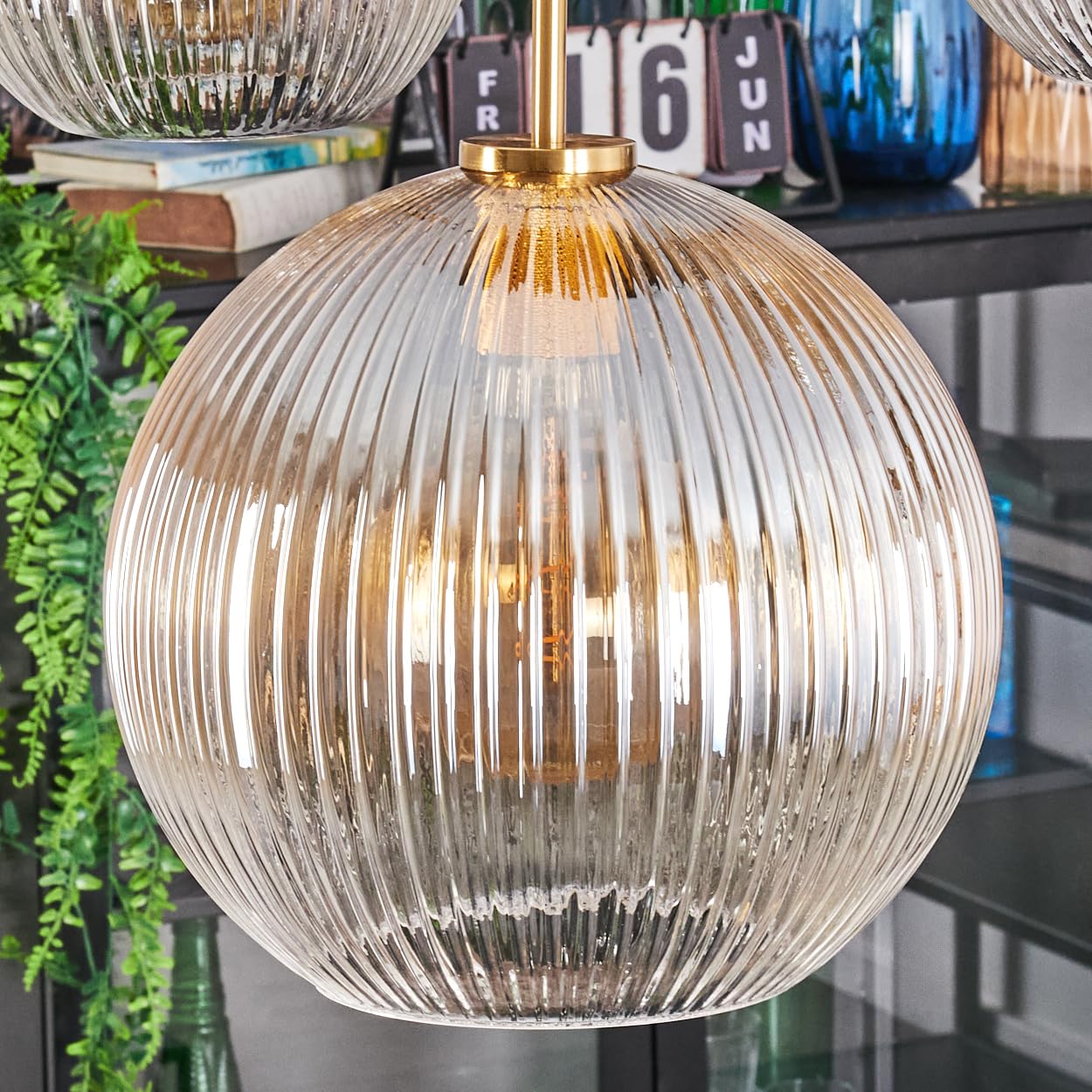 HOFSTEIN Hängeleuchte Koyoto, 5-flammige Hängelampe aus Metall/Riffelglas in Schwarz/Gold/Bernstein/Klar, Pendelleuchte im Retro/Vintage-Design (Ø 15; 20; 25; 30cm), E27, Esszimmer, Küche, Wohnzimmer