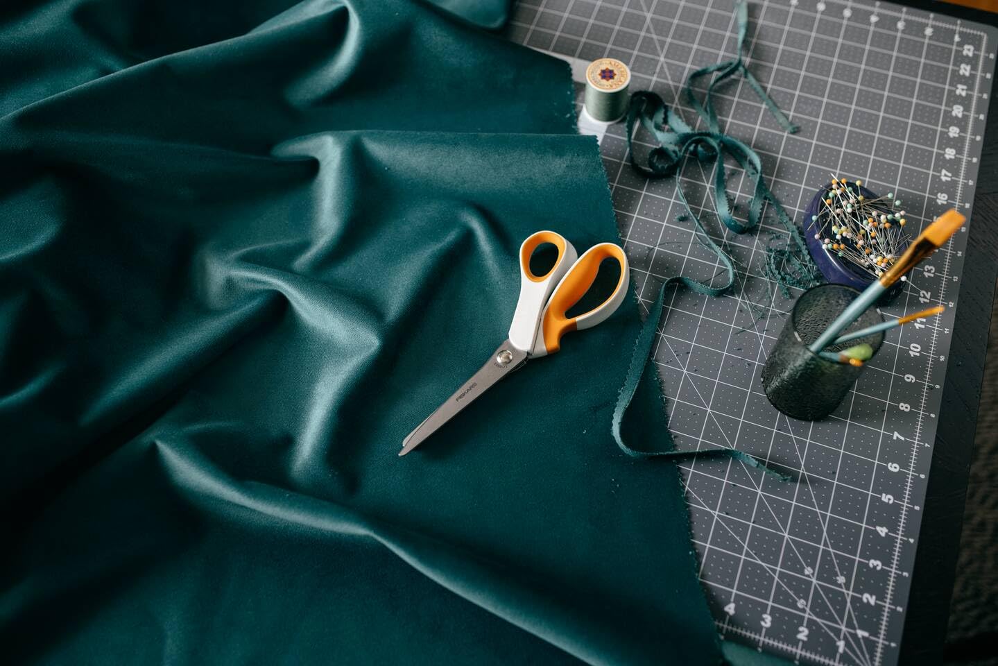 Fiskars Forbici a Zig Zag, lunghezza: 24,2 cm, per destrimani, lama in acciaio inox/manici in plastica, Bianco/Arancio, SoftGrip, 1070024