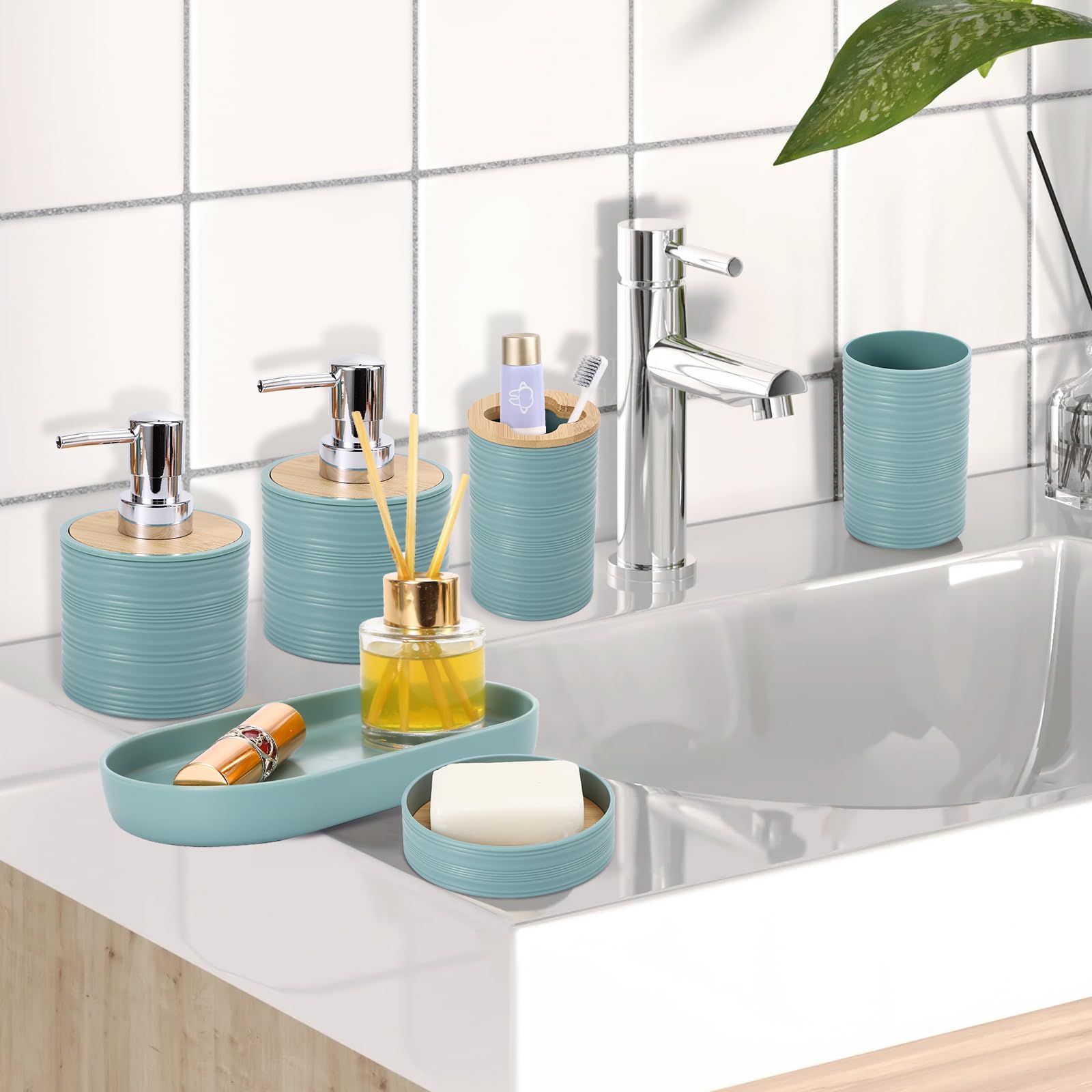 XLHOMO Blaues Badezimmer-Set, hellblaues Badezimmer-Zubehör-Set mit Mülleimer, 2 Seifenspender, Seifenschale, Zahnbürstenhalter, Zahnbürstenbecher, WC-Bürste, Tablett und Qtip-Halter für