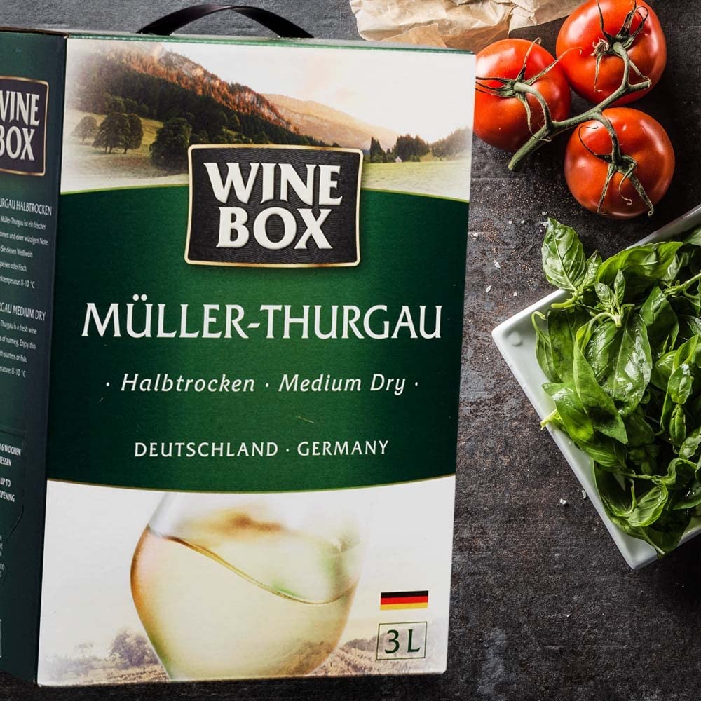 Wine Box Müller-Thurgau, halbtrocken, Bag-in-Box, sortenreines Weinpaket + VINOX Winecards (4x3,0l)