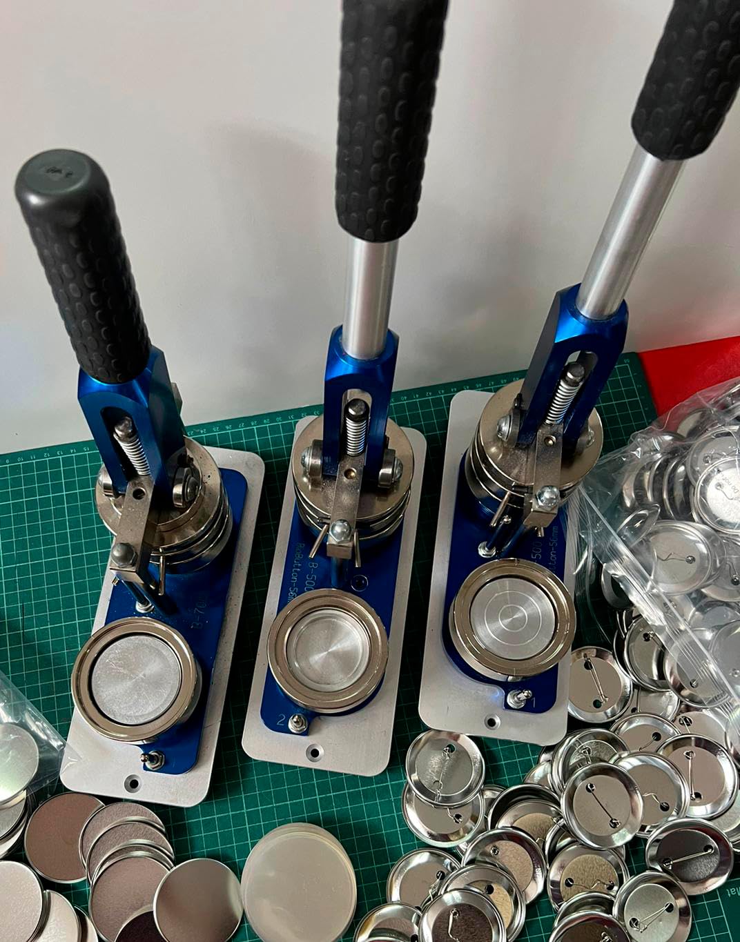 100 Consumibles Chapas para Hacer con Alfiler 38 mm y Plástico Protector para Máquinas B150 F300 B500 B700