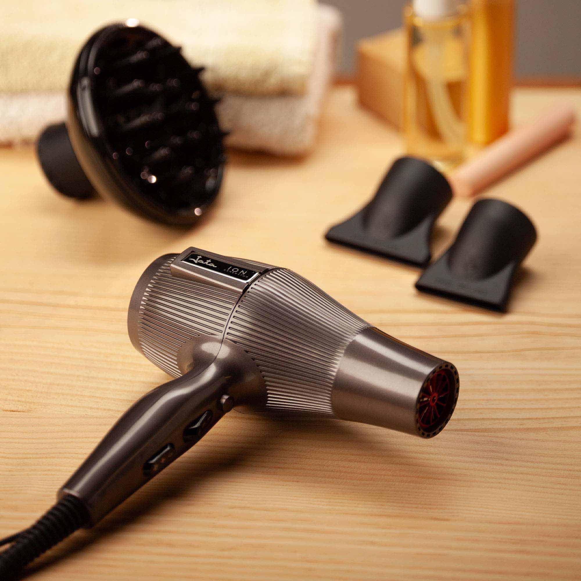 JATA JBSC1290 - Secador Pelo Profesional. Secador Pelo Ionico. 2200 W. 2 Concentradores y Difusor. 3 Temperaturas. 2 Velocidades. Cabello Sin Encrespamiento. Motor AC. Gancho para Colgar. Aire Frío