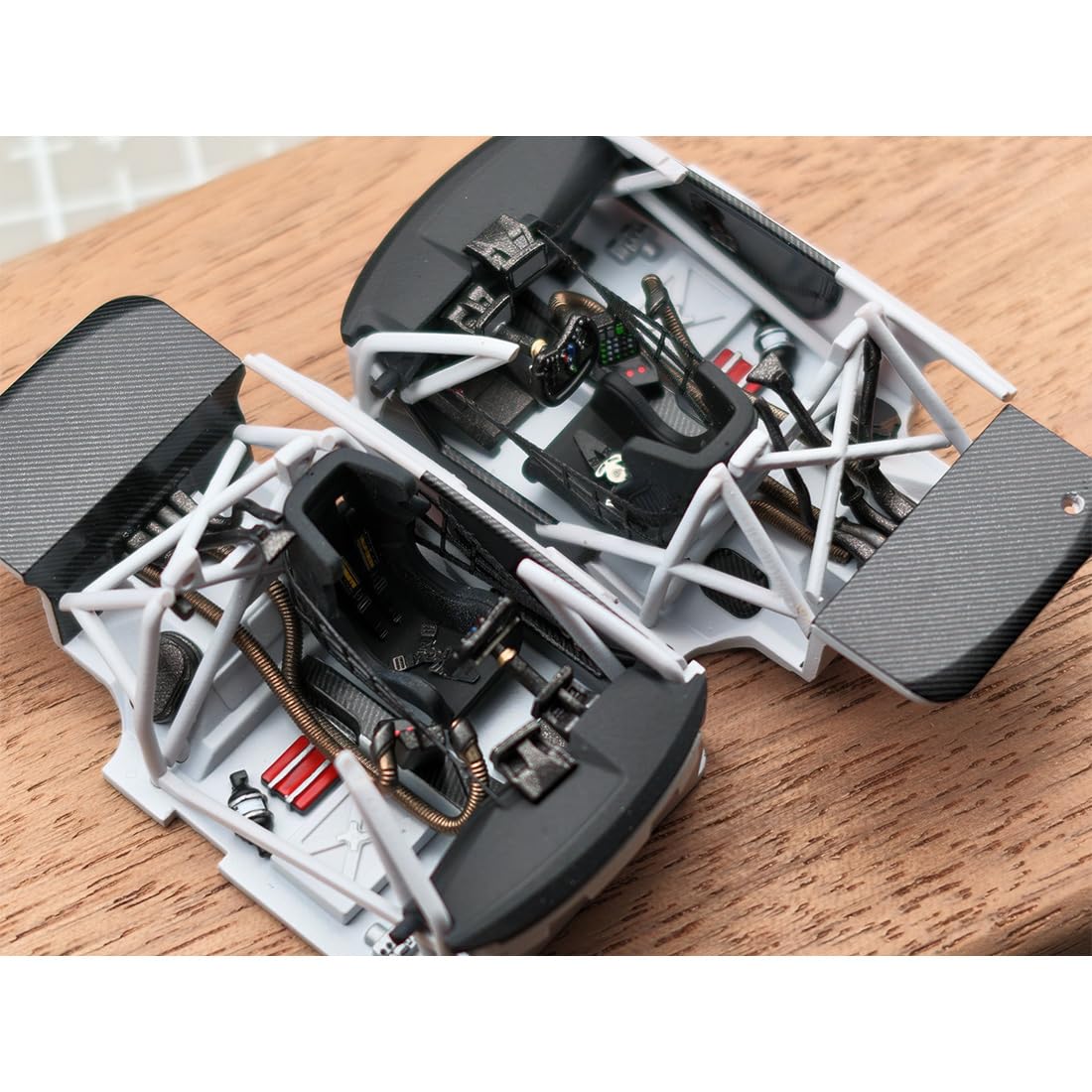 Rennwagen-Bausatz Im 1:64 Aus Resin Mit Magnetisch Befestigter Karosserie | Modellbau-Bausatz zum Selberbauen mit hochdetailliertem Innenraum; handgefertigt für Sammler und zur Ausstellung (Weiß-Resin)