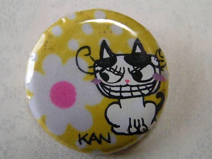 Amazon 缶バッチ 猫ちゃん 黄色の水玉お花 レトロ布 手作り 手書き 一点物 服 ファッション小物 通販