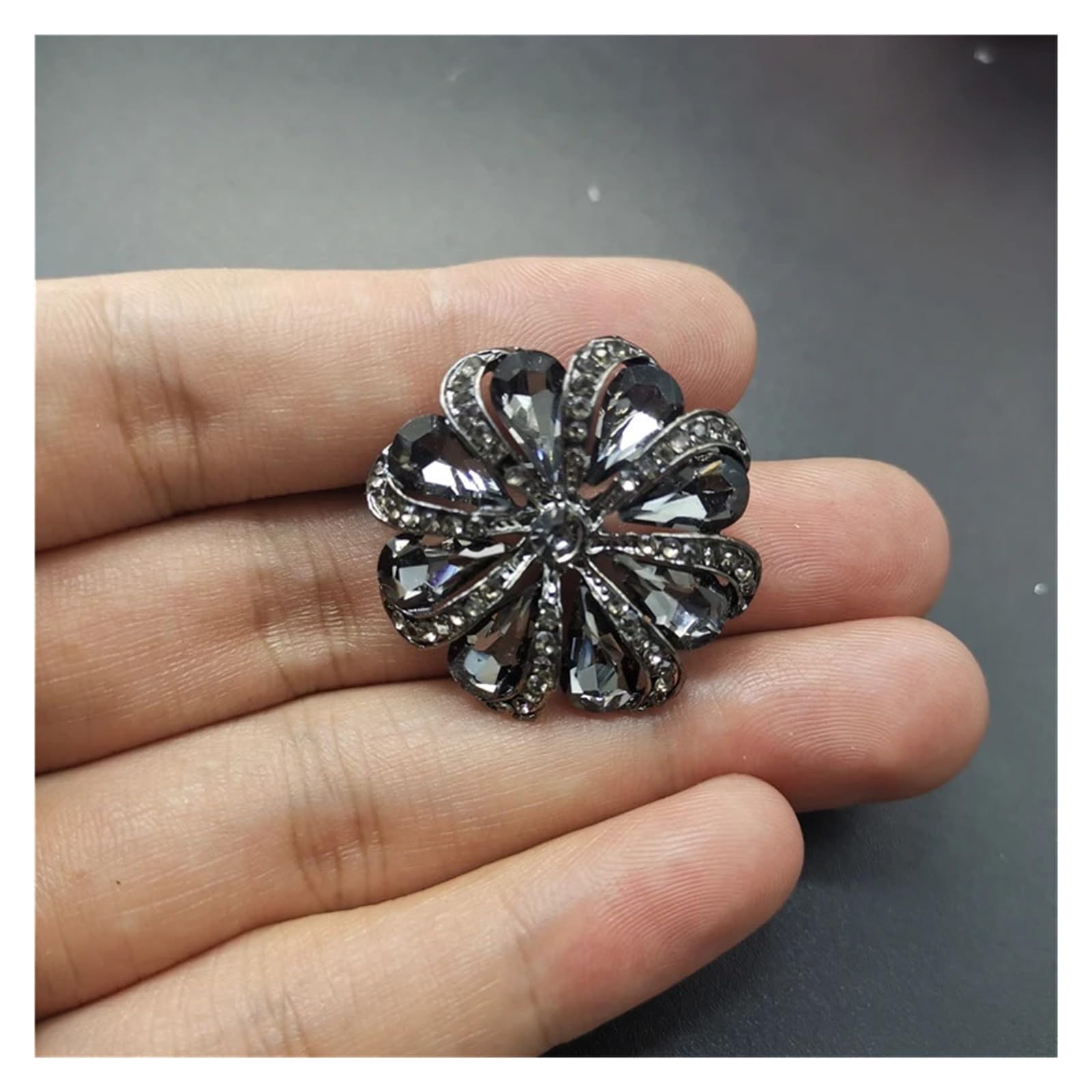 Bouton en strass 30mm en métal gris canon pour couture et customisation de vêtement