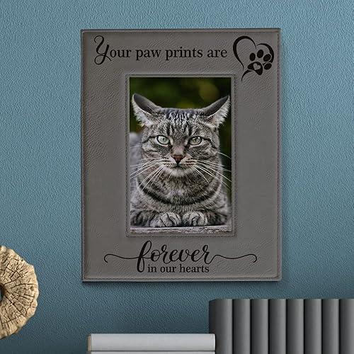 Miniatura 5 de KATE POSH - Your Paw Prints are Forever in our Hearts. Marco de fotos de cuero grabado. Regalo conmemorativo para mascotas, pérdida de perro y gato,