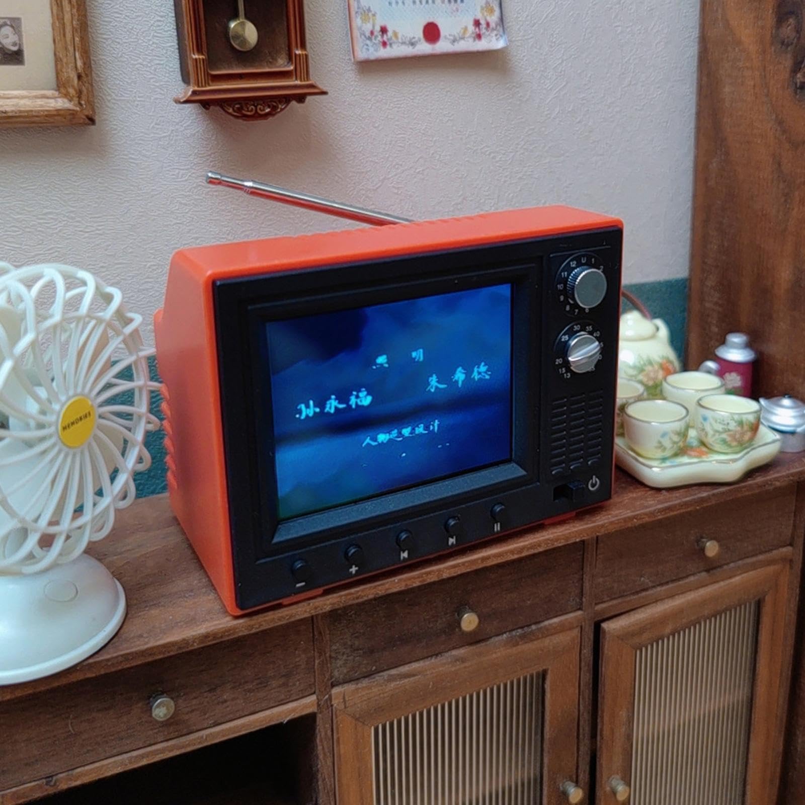 Sharplace Puppenhaus-Fernseher im Maßstab 1:12, winziger, spielbarer Fernseher im Retro-Stil für Mädchenpuppen, Geschenk, Puppenhausmöbel-Zubehör, Rot