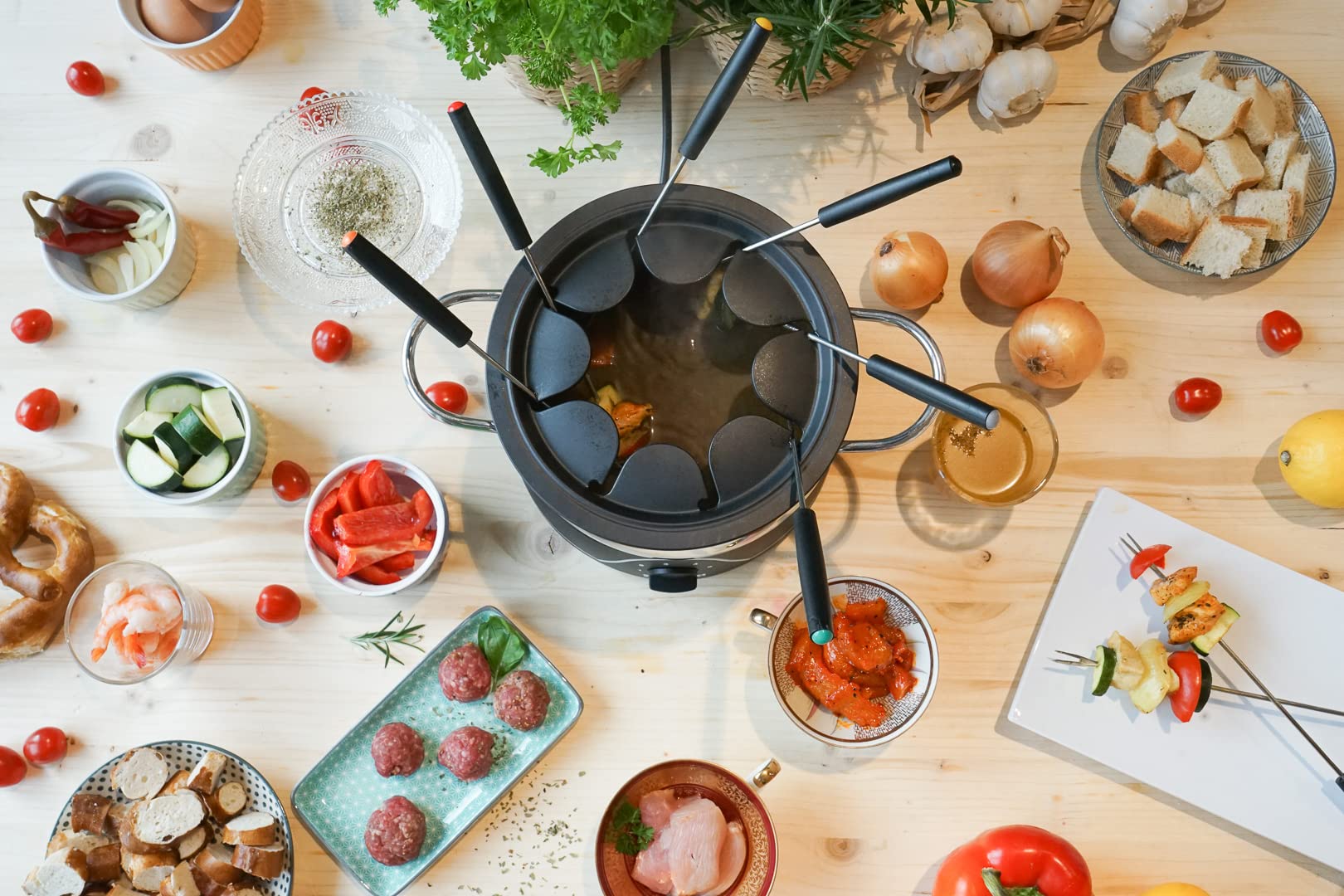 Severin Fondue Crêpière 2 en 1, Inclus 8 fourchettes à fondue, spatule à crêpe et répartiteur de pâte, Inox/Noir, FO 2471
