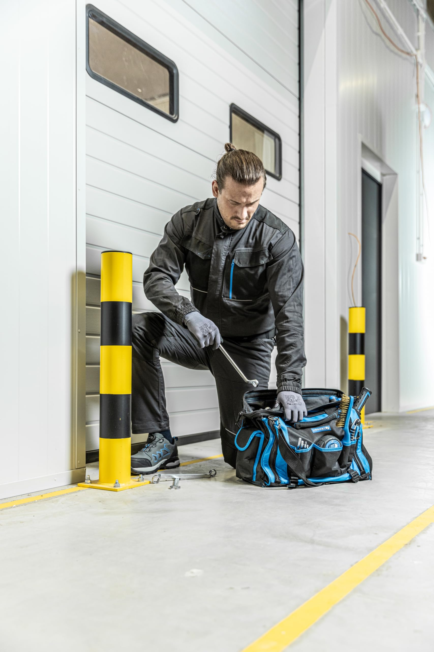 Högert Technik - Sac d'électricien résistant | Sac à outils d'électricien | Multifonction pour bricoleurs | En polyester 600D | 3 poches latérales | 4 poches extérieures | 3 compartiments principaux