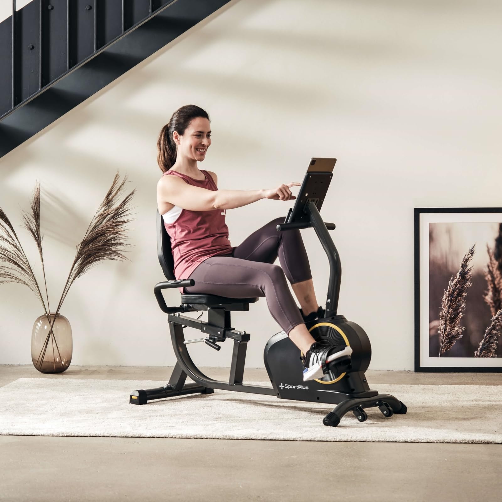 SportPlus | Modèle 2022 | Vélo d'appartement allongé avec compatibilité App, 24 niveaux & 6 programmes d'entraînement, avec écran & support pour tablette, max. 110 kg