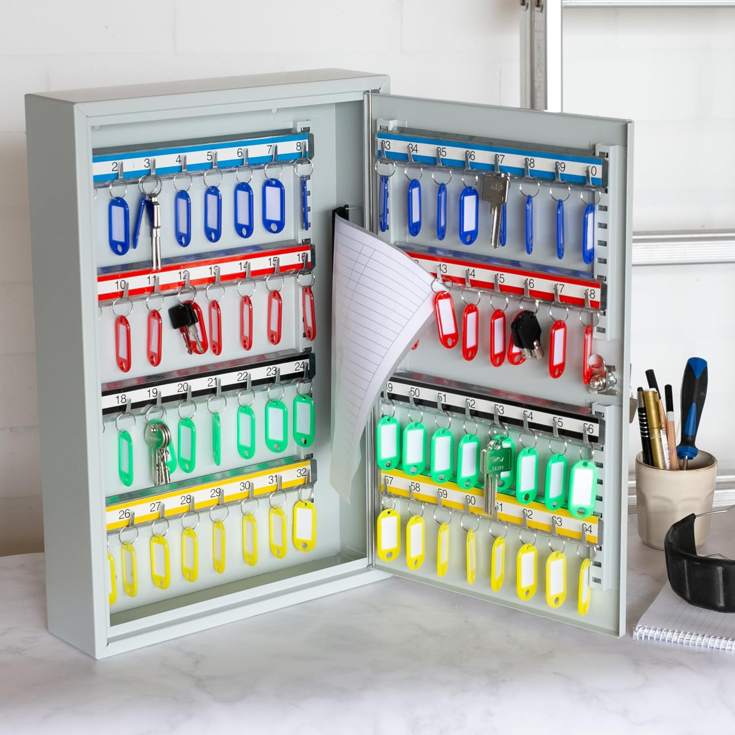 HMF Armadietto portachiavi in acciaio, Cassetta portachiavi con serratura per ufficio, amministrazione o parco veicoli | 64 ganci portachiavi | 45 x 30 x 8 cm | Grigio chiaro