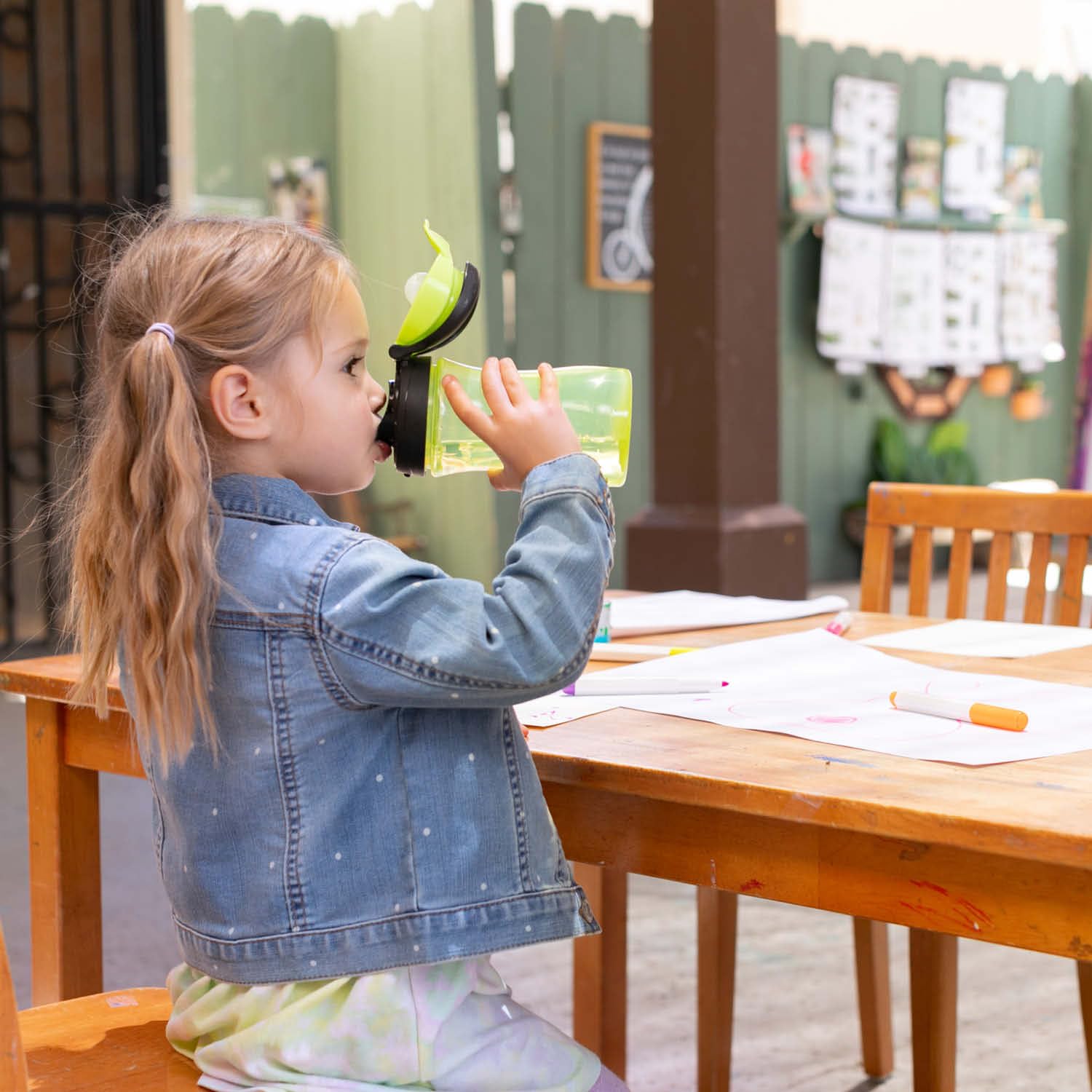 Chicco Travel Cup, Tazza per Bambini 2 Anni, Pratica Apertura, Beccuccio Integrato, Chiusura Ermetica, Facile da Trasportare, Capacità 350 ml, Verde