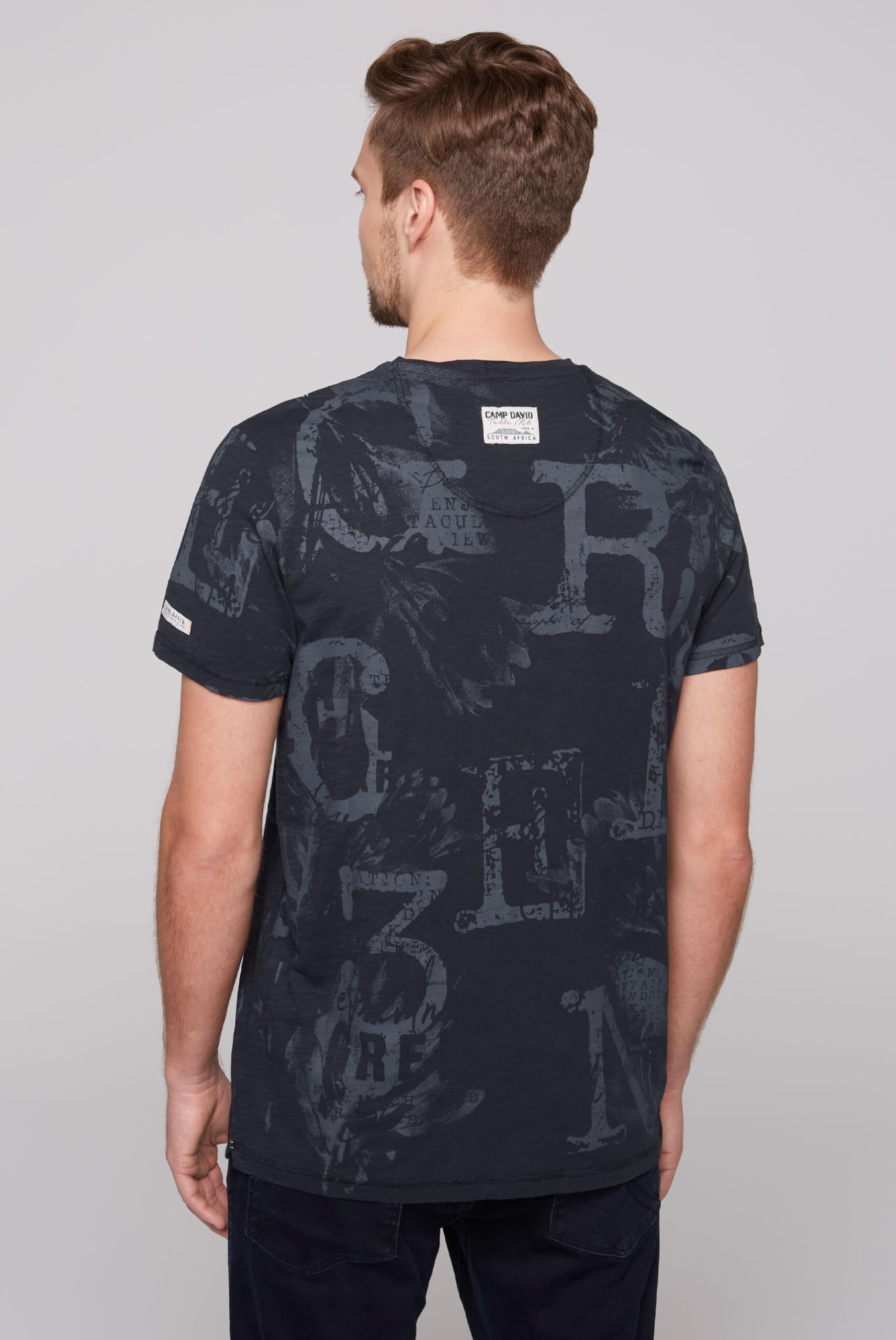 Camp David Camiseta para hombre con cuello en V con todo el estampado