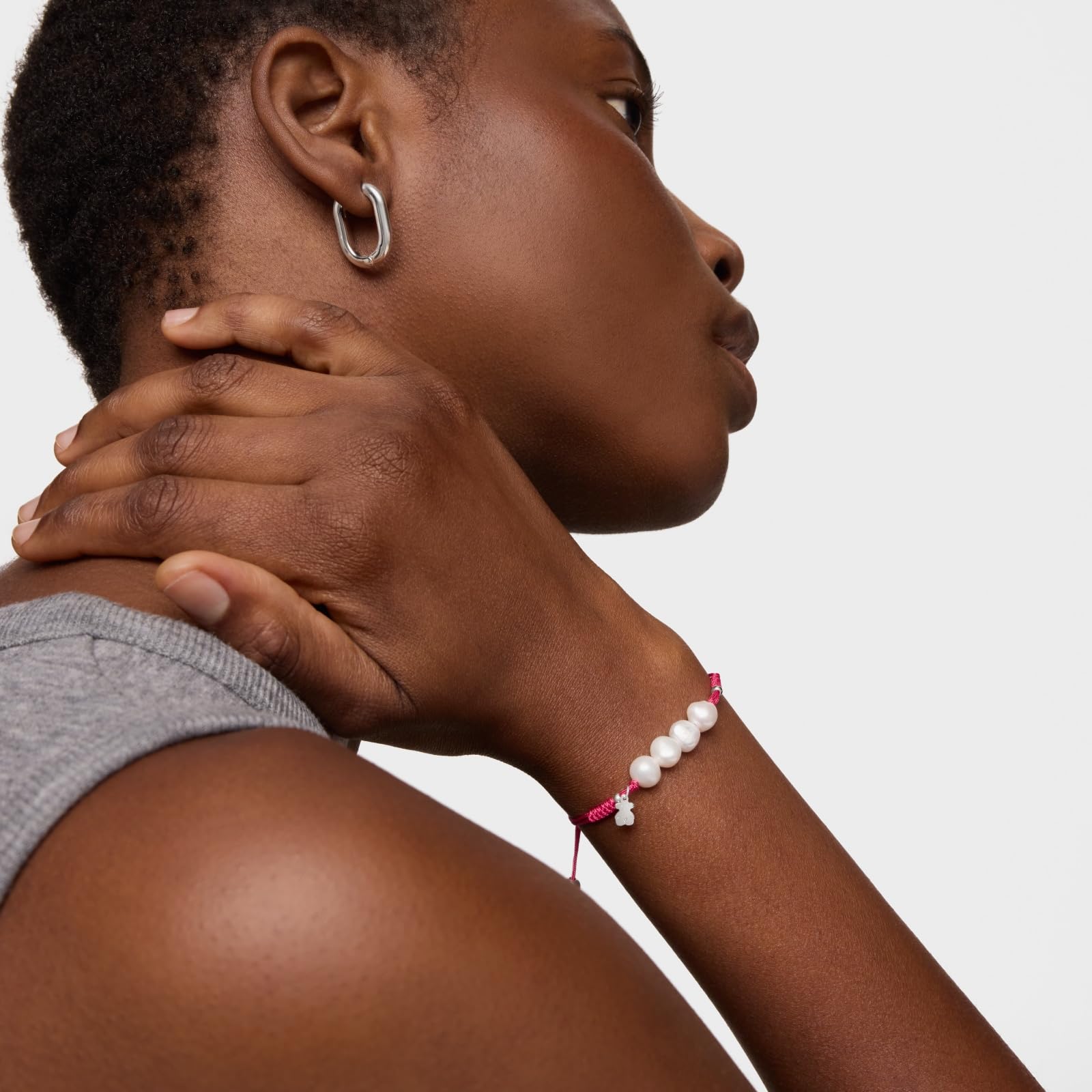 TOUS Pulsera de Cuerda y Perlas para Mujer con Motivo Oso en Plata de Primera Ley, 16 cm de Largo, Originalidad y Atrevimiento, Colección Pearl